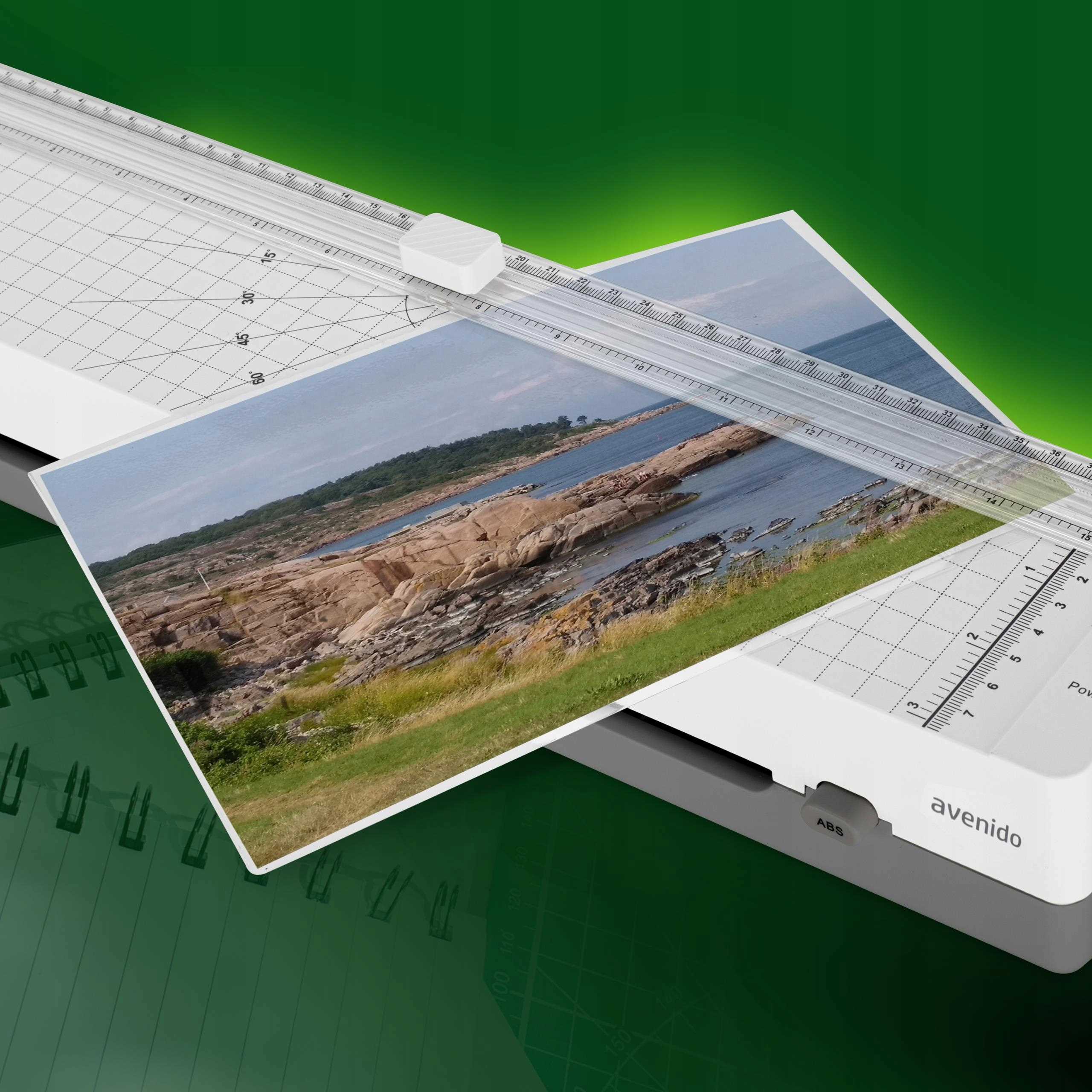 Ręka naciskająca przycisk ABS (Anti-Blocking System) na laminatorze Avenido.