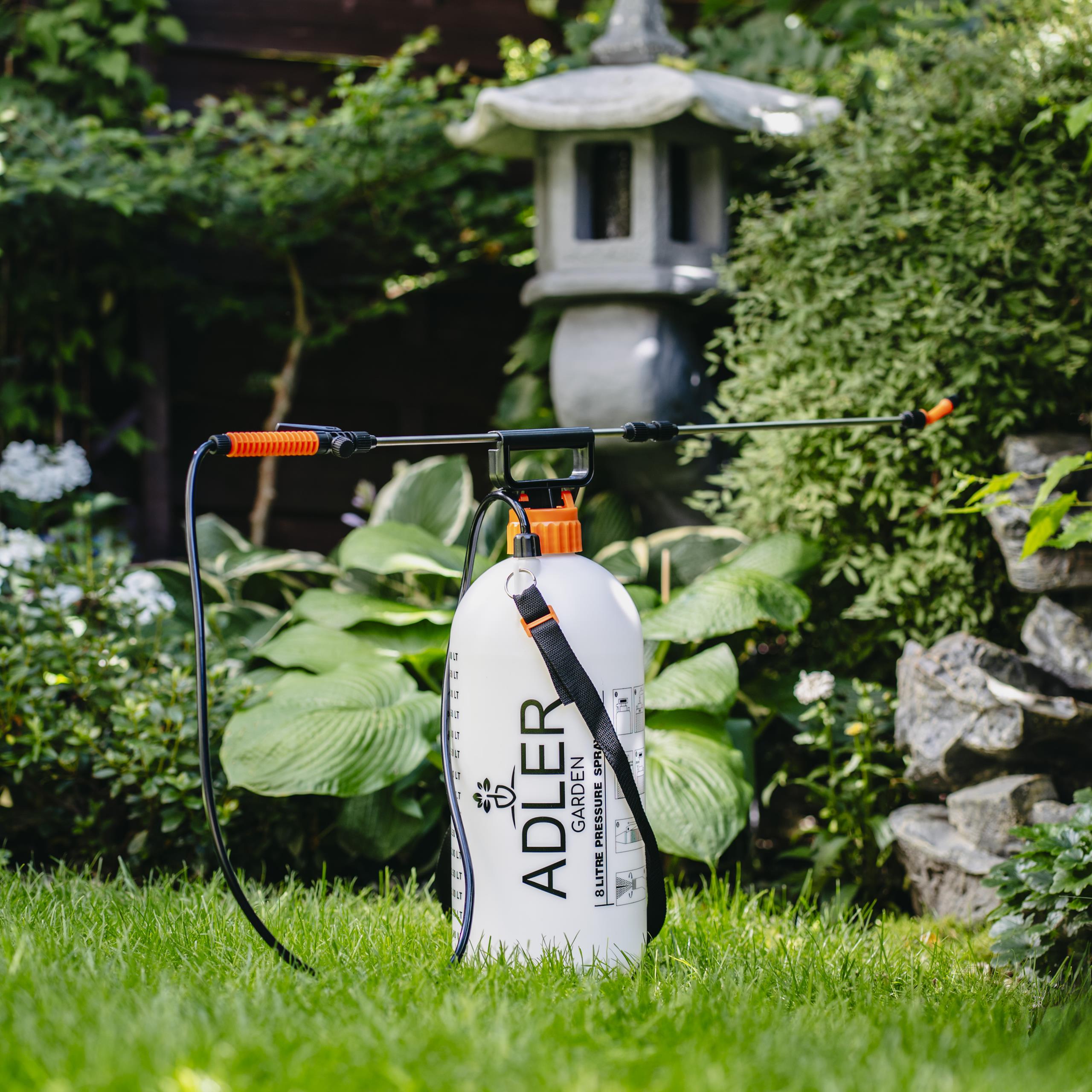 Zestaw ogrodniczy: sekatory, nożyce i opryskiwacz, widok ogólny.