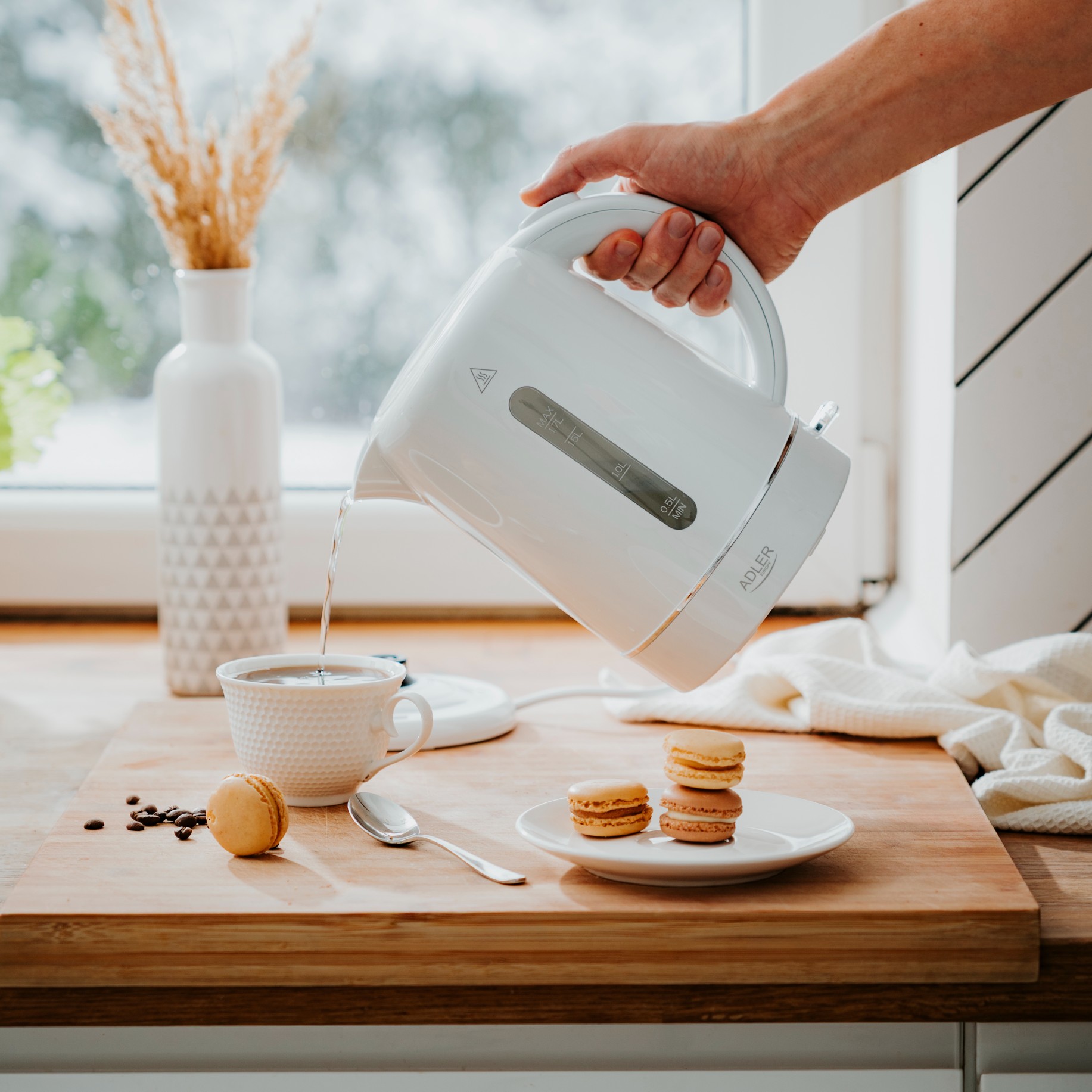 Biały czajnik elektryczny Adler AD 1385 o pojemności 1,7 litra z wygodnym uchwytem i obrotową podstawą