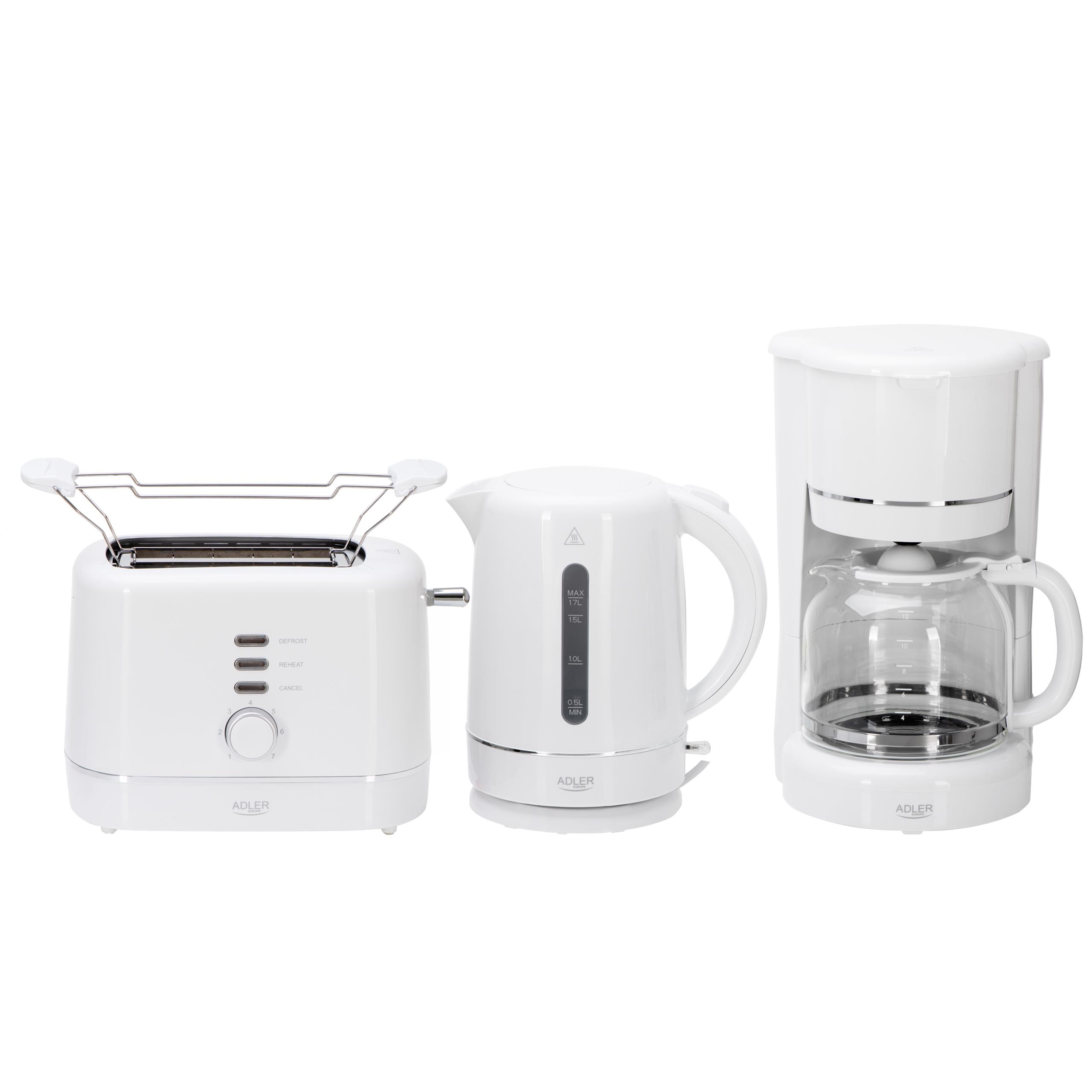 Zdjęcie poglądowe ukazujące wszystkie trzy urządzenia z zestawu Adler (ekspres, czajnik, toster) w eleganckiej, białej kuchni na drewnianym blacie