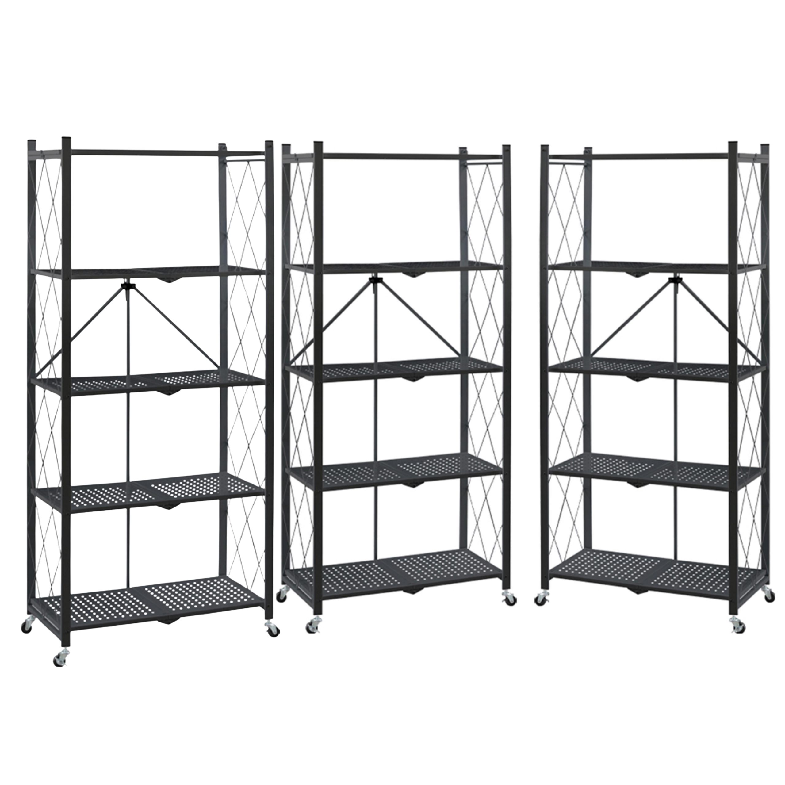Zestaw trzech składanych regałów magazynowych na kółkach, jeden rozłożony, drugi złożony, prezentujący łatwość użytkowania i przechowywania.