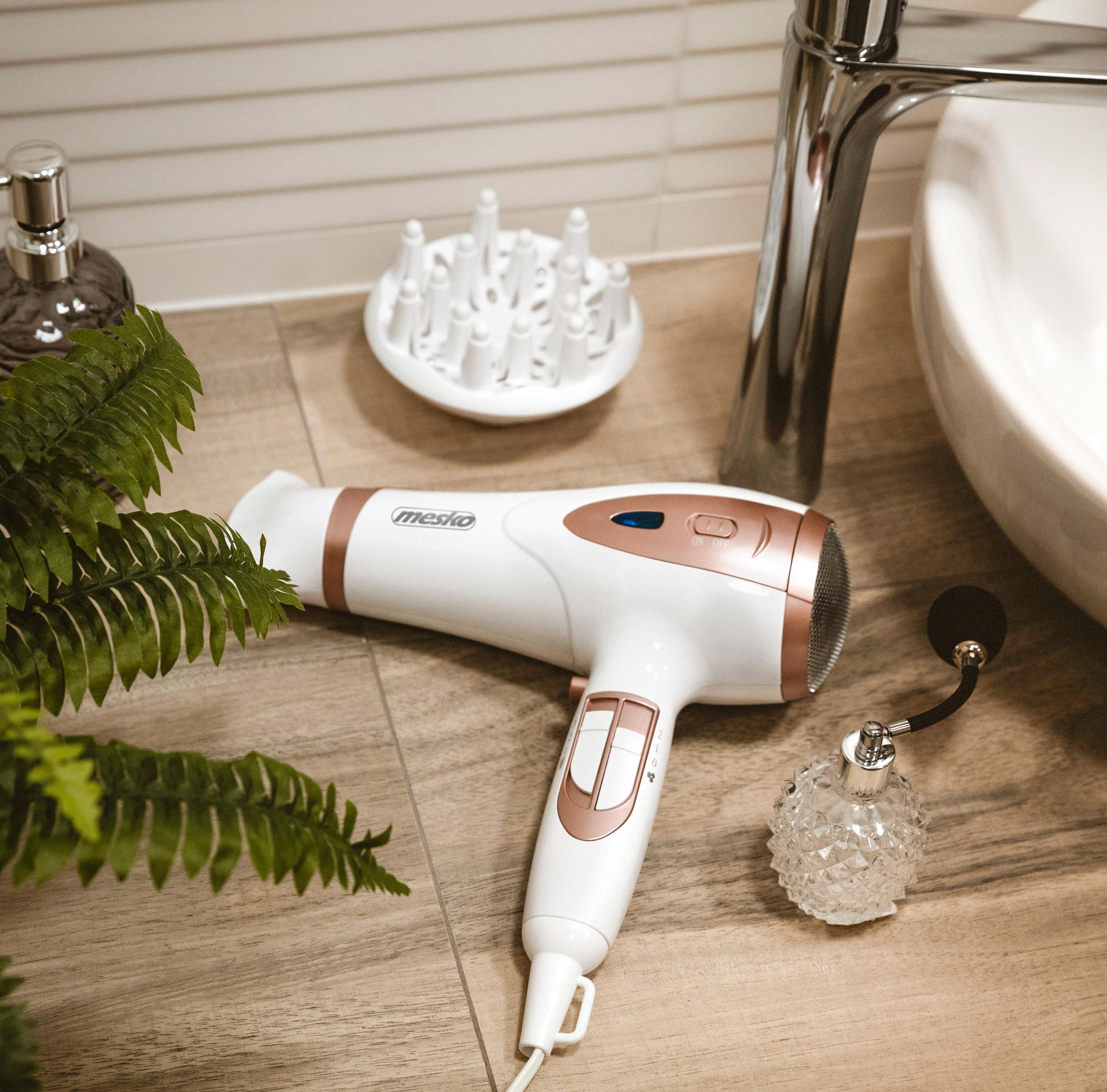 Suszarka do włosów z jonizacją, koncentratorem, dyfuzorem 2400W - porównanie