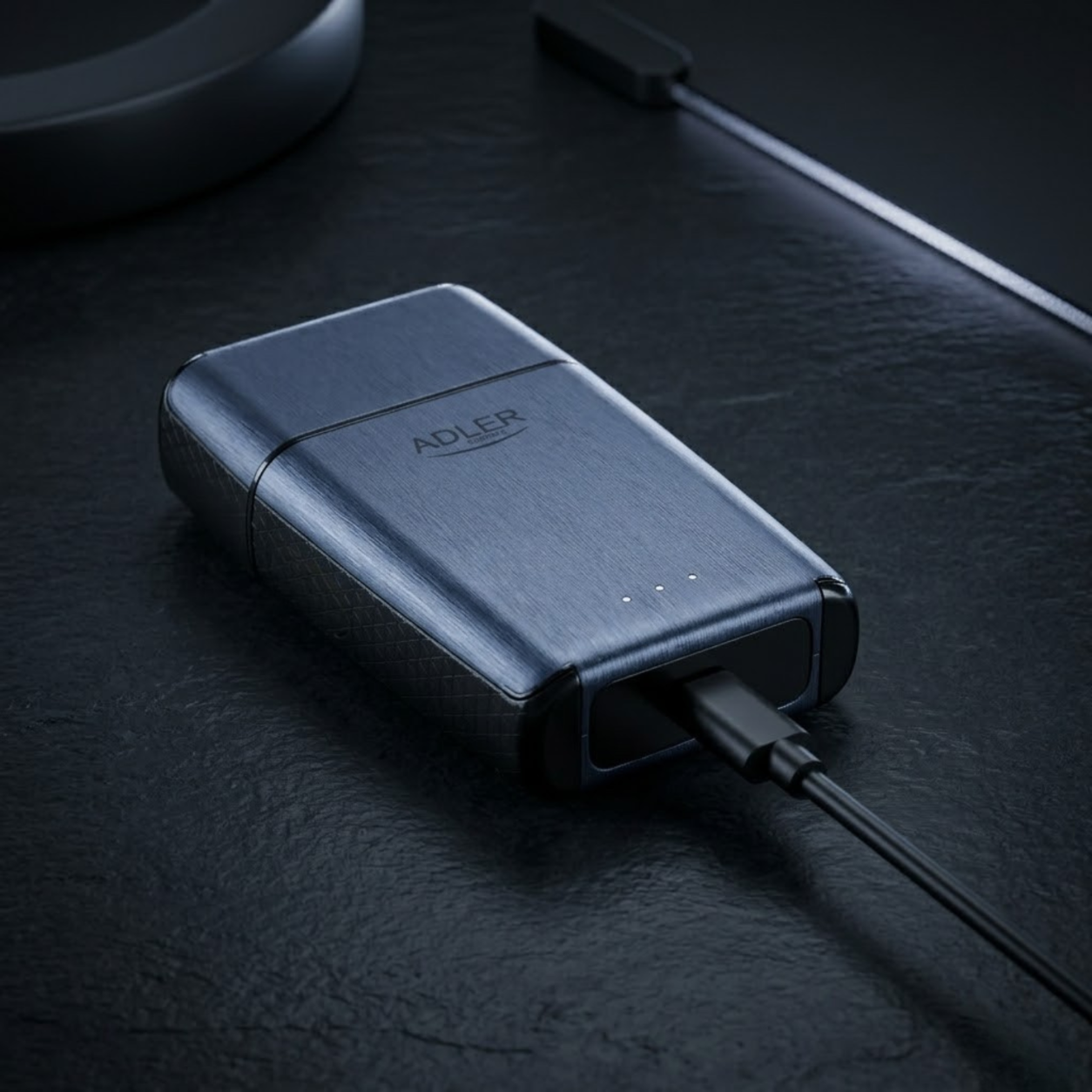 Golarka Adler AD 2949 podłączona do ładowania kablem USB-C, ze wskaźnikiem stanu baterii.