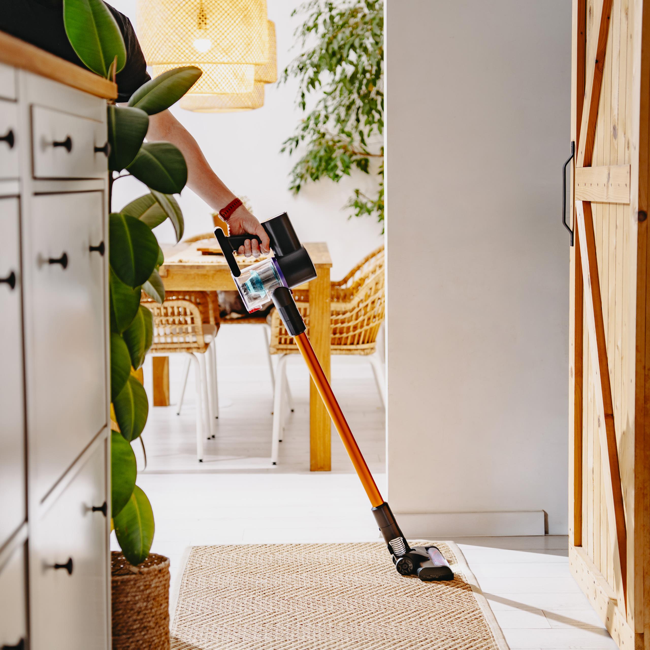 Odkurzacz pionowy Adler AD 7086 w szarym tle, prezentujący minimalistyczny design