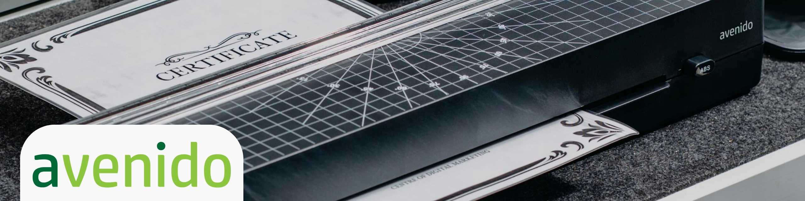 Laminator A3 Avenido AV1043b z widoczną szeroką szczeliną do wkładania dokumentów i panelem sterowania