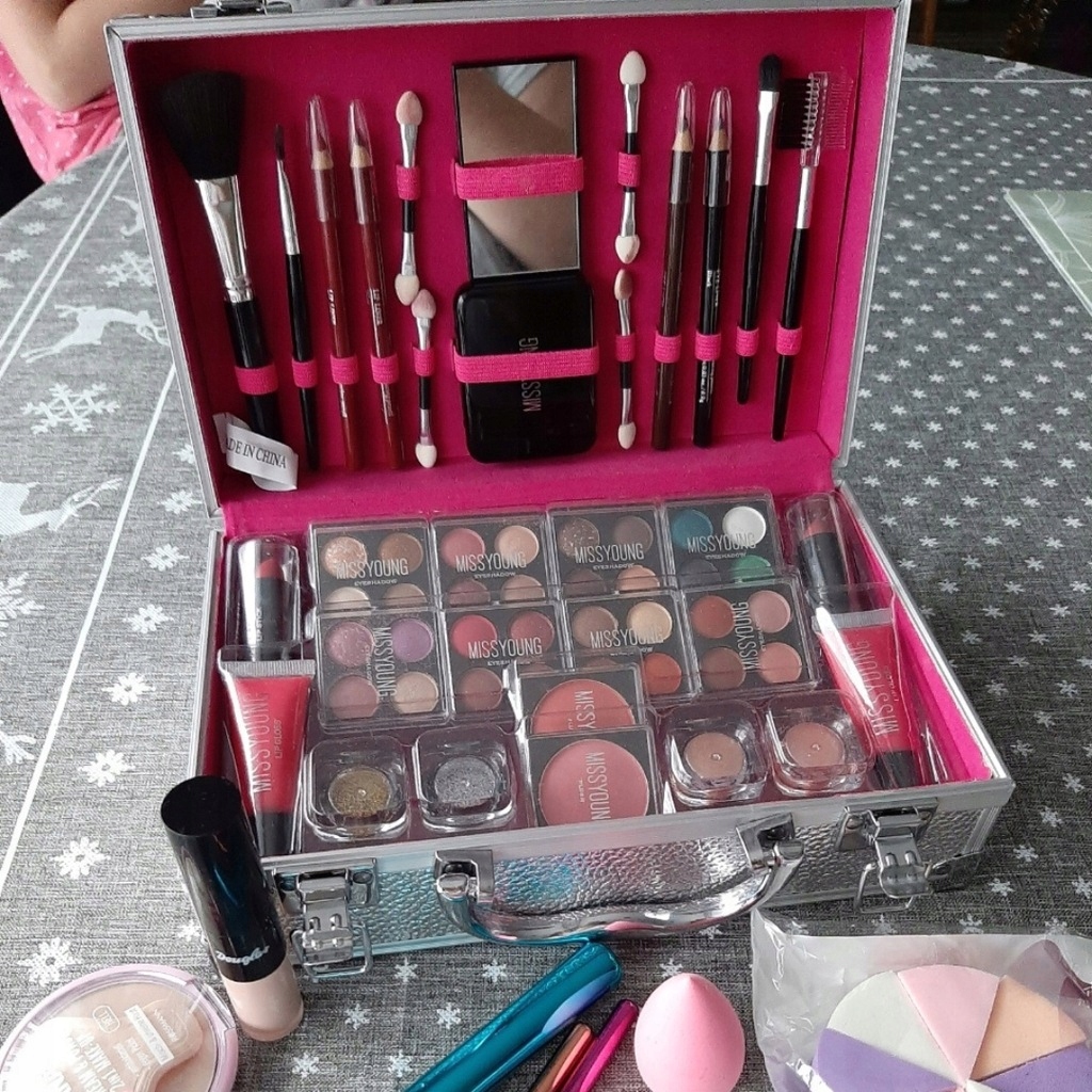 KOMPLET DO MAKIJAŻU IDEALNY PREZENT PRAKTYCZNY DLA NIEJ DZIECKA