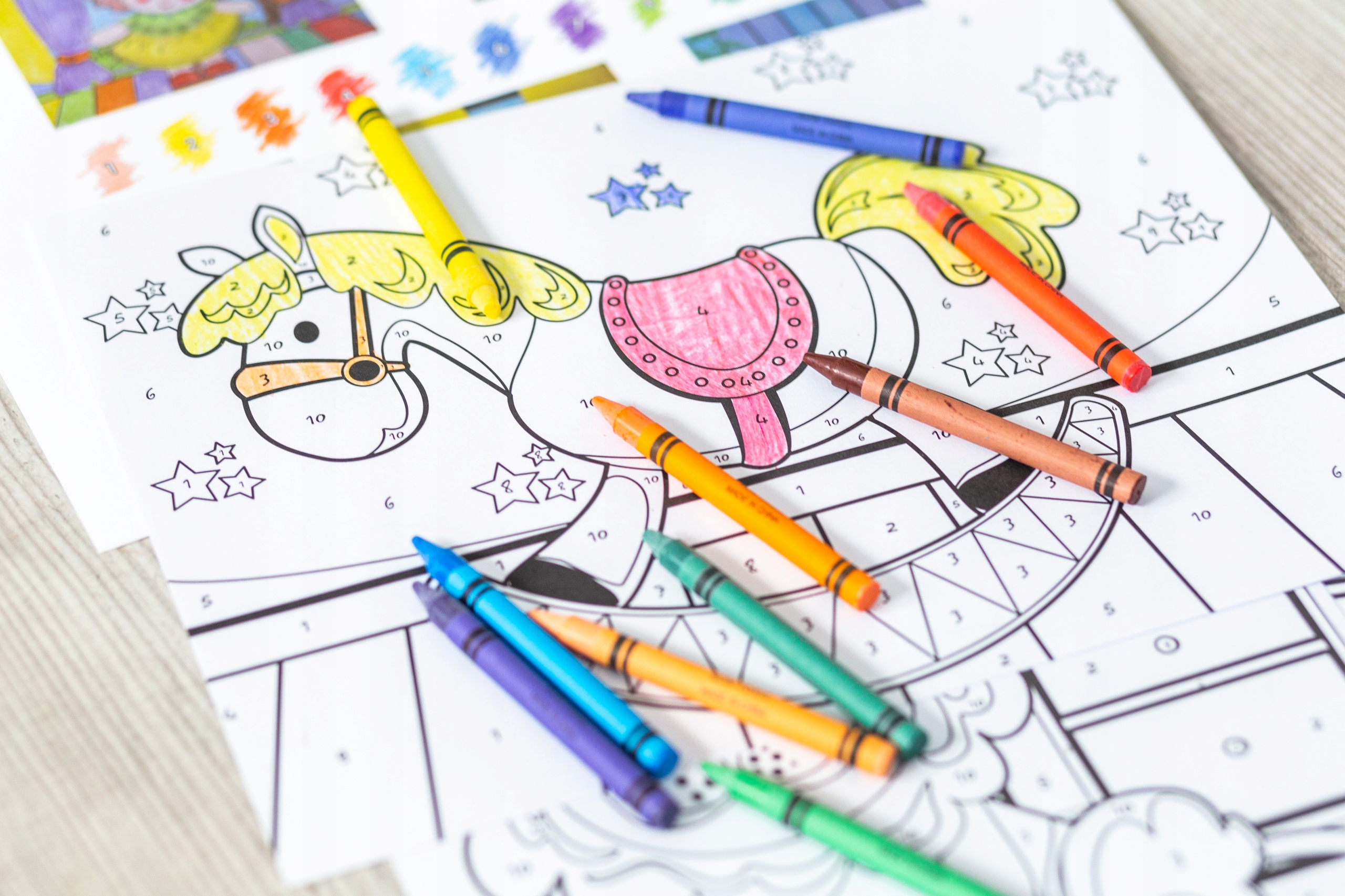 Kolorowanka obrazek rysowanie po numerach kredki