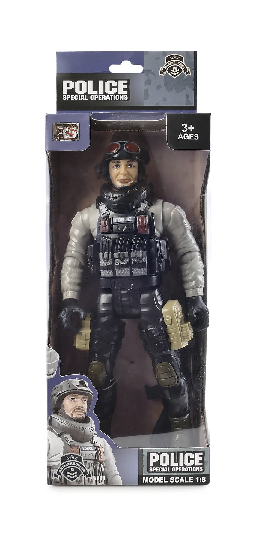 Figurka policjanta o wysokości 23,5 cm przedstawiona na jasnym, jednolitym tle, ubrana w granatowy mundur z widoczną odznaką i elementami oporządzenia, trzymająca odłączalne uzbrojenie w dłoni, z wyraźnie zaznaczonymi detalami twarzy, pasa taktycznego i wyposażenia, przeznaczona jako zabawka dla dzieci powyżej 3 roku życia.
