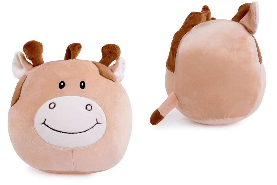 Pluszowa, beżowo‑brązowa krówka‑poduszka o okrągłym kształcie z uśmiechniętą pyszczką, rogami, uszami i ogonkiem, maskotka dla dzieci, widok z przodu i z tyłu.
