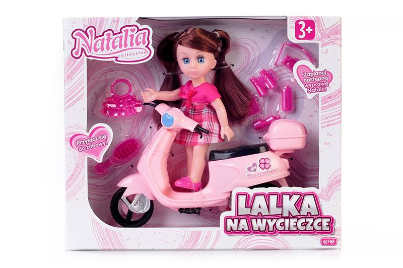Lalka Natalia na różowym skuterze w opakowaniu – zestaw Lalka na Wycieczce z akcesoriami: torebką, szczotką i kosmetykami