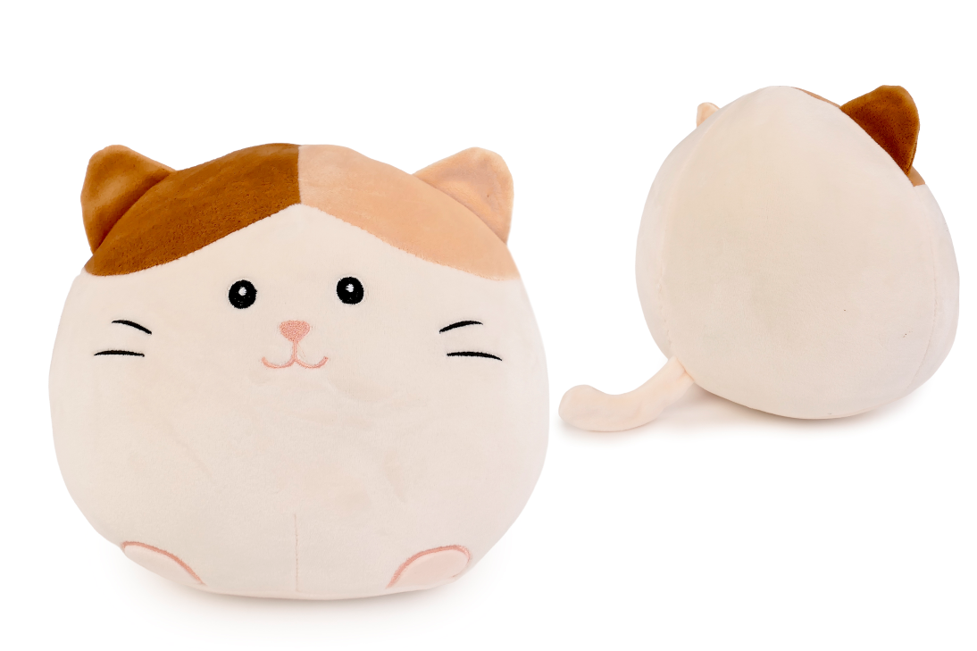 Pluszowa zabawka w kształcie okrągłego kota trójkolorowego, widok z przodu oraz z tyłu z ogonkiem.