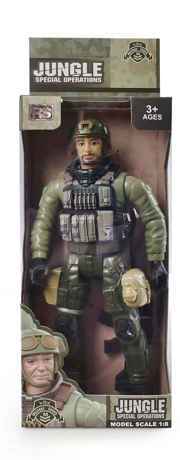Zbliżenie na plastikową figurkę żołnierza w skali 1:8, o wysokości 23,5 cm, ubranego w zielony mundur wojskowy z kamizelką taktyczną, hełmem i butami, z ruchomymi rękami i nogami, stojącego w lekkim rozkroku; obok widoczne są dołączone akcesoria, takie jak broń i ekwipunek, zabawka przeznaczona dla dzieci od 3 lat.