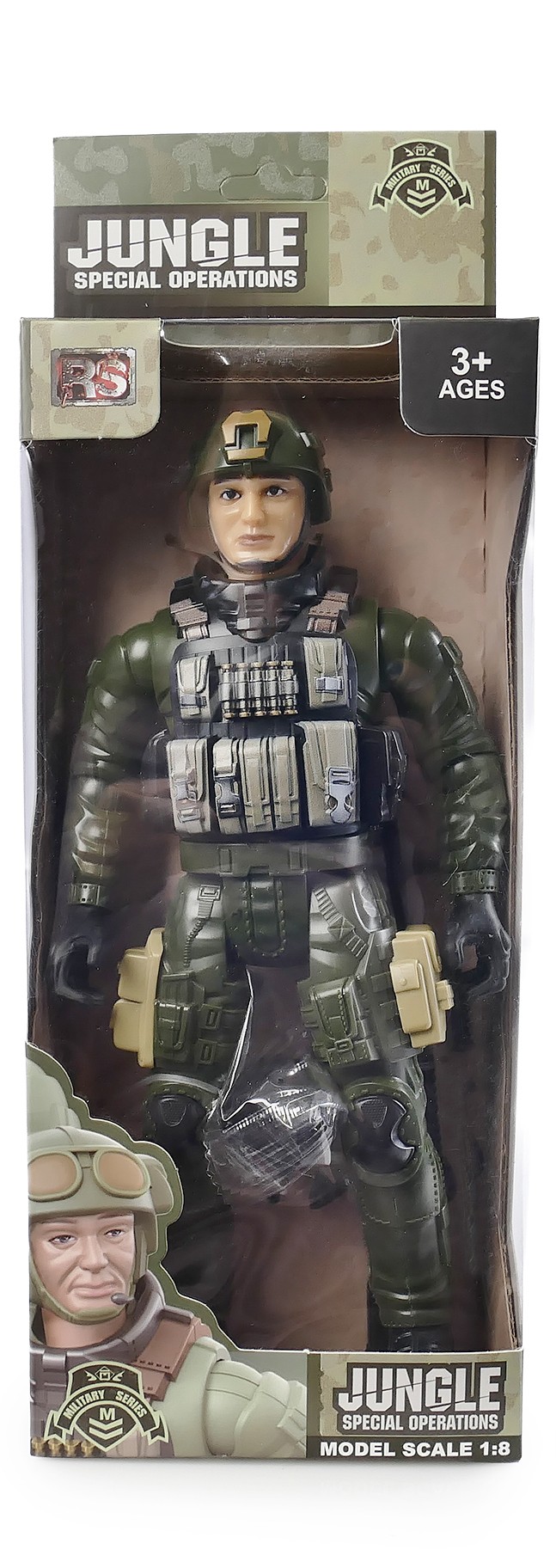 Zbliżenie na plastikową figurkę żołnierza w skali 1:8, o wysokości 23,5 cm, ubranego w zielony mundur wojskowy z kamizelką taktyczną, hełmem i butami, z ruchomymi rękami i nogami, stojącego w lekkim rozkroku; obok widoczne są dołączone akcesoria, takie jak broń i ekwipunek, zabawka przeznaczona dla dzieci od 3 lat.