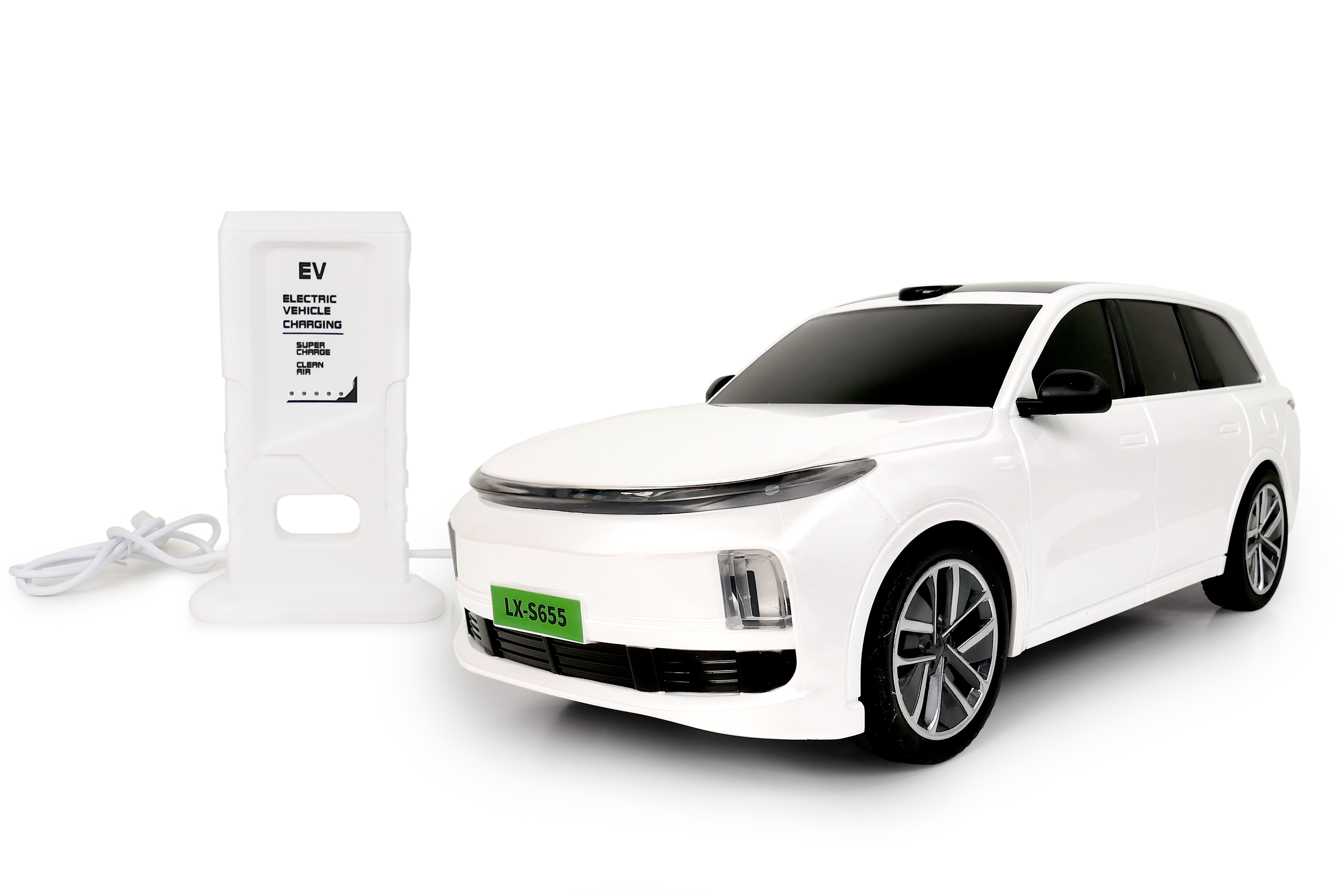 Biały zdalnie sterowany samochód elektryczny SUV z białą zabawkową stacją ładowania EV