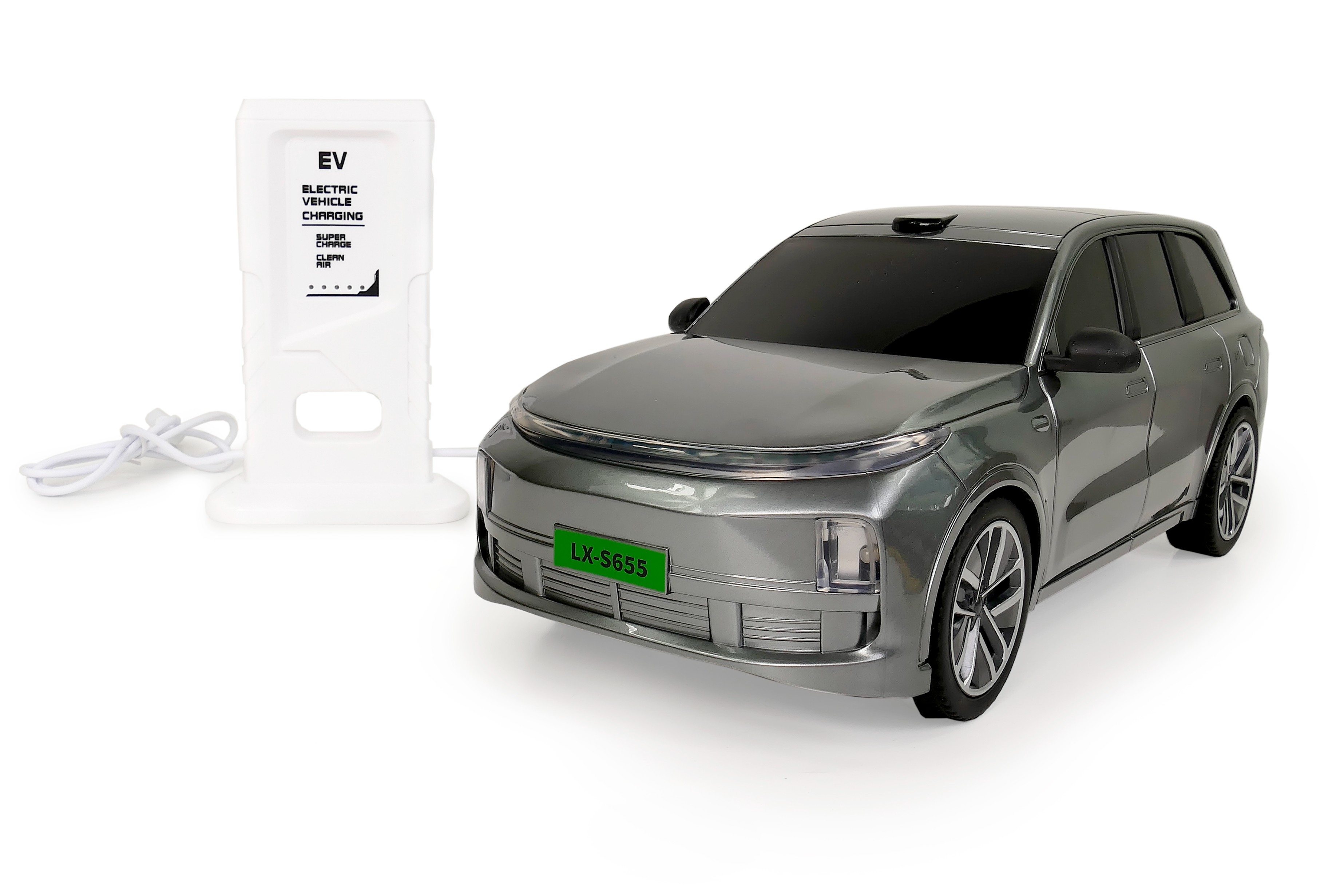 Srebrny zabawkowy samochód elektryczny typu SUV z dołączoną białą stacją ładowania EV.