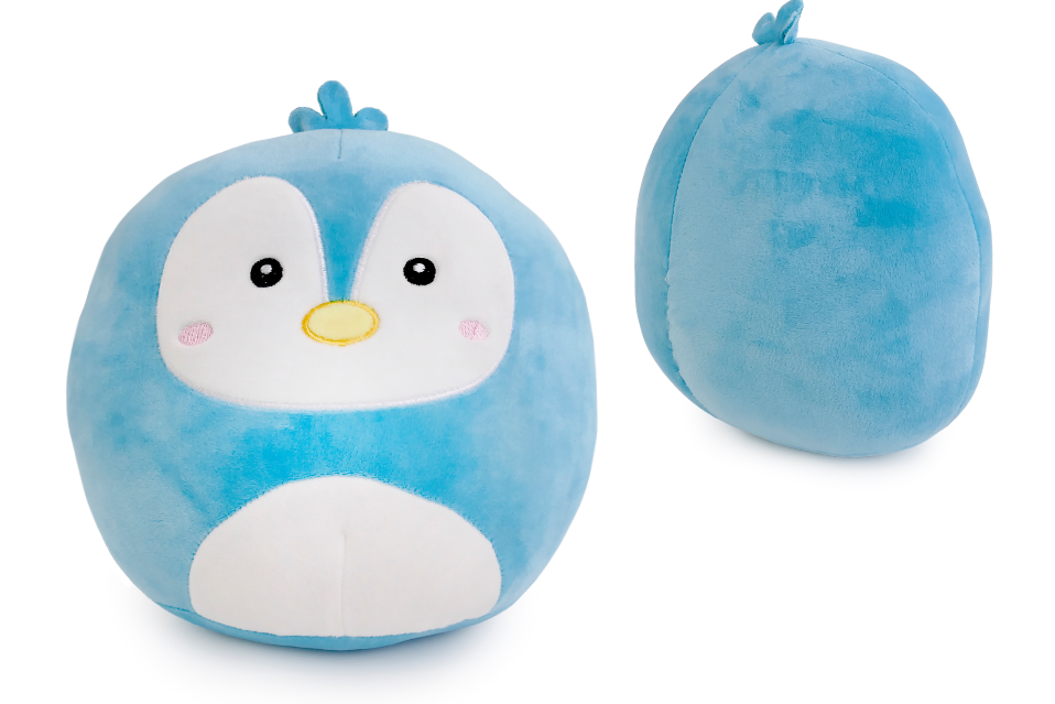 Dwa ujęcia okrągłej, jasnoniebieskiej pluszowej maskotki pingwina. Widok z przodu z białą twarzą i żółtym dziobem oraz widok z boku pokazujący puszysty tył