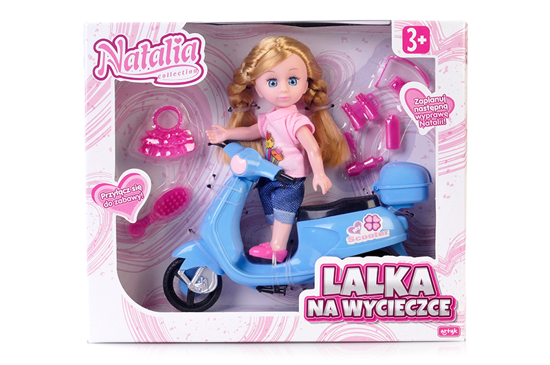 Lalka Natalia na niebieskim skuterze z akcesoriami, zestaw Lalka na wycieczce w różowym opakowaniu