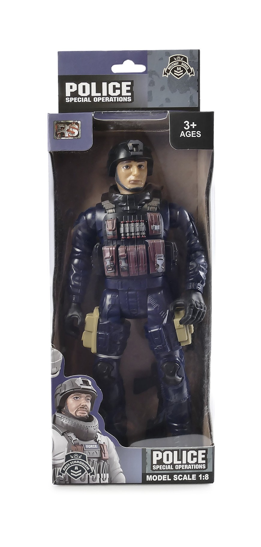 Na białym, jednolitym tle przedstawiona jest wysoka na 23,5 cm, realistyczna figurka policjanta w skali 1:8, ubrana w granatowy mundur z czapką służbową, pasem taktycznym, kaburą i odłączalnym uzbrojeniem, z wyraźnie zaznaczonymi rysami twarzy oraz detalami umundurowania, przeznaczona jako zabawka dla dzieci powyżej 3 lat.
