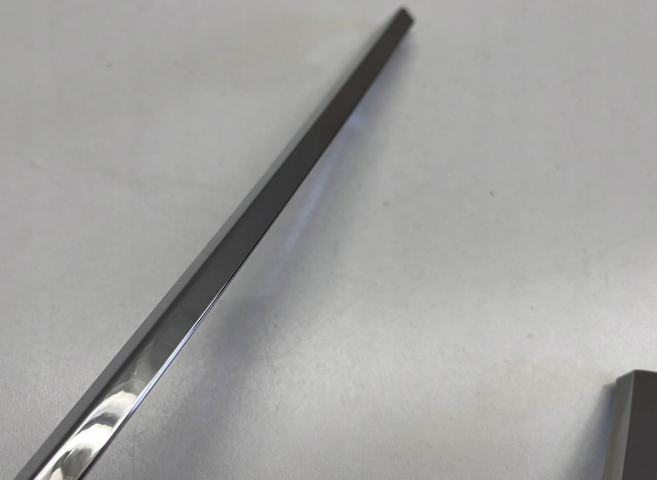 CHROM - RAMKA OBWÓDKA - LISTWA LAMPY - PRAWA - OPEL MOKKA II B 9835155180