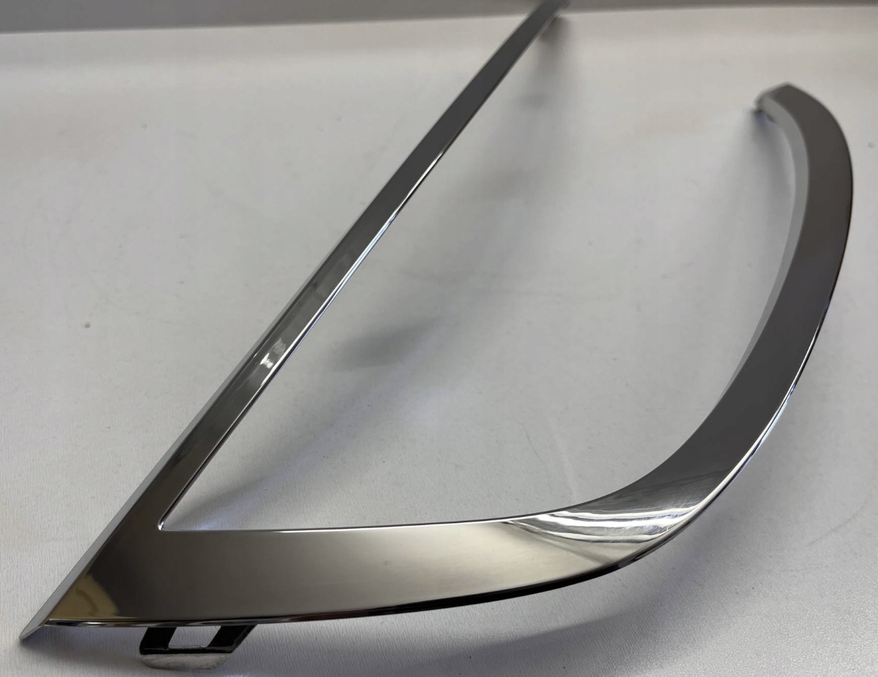 CHROM - RAMKA OBWÓDKA - LISTWA LAMPY - PRAWA - OPEL MOKKA II B 9835155180