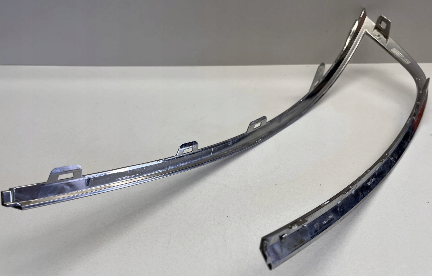 CHROM - RAMKA OBWÓDKA - LISTWA LAMPY - PRAWA - OPEL MOKKA II B 9835155180