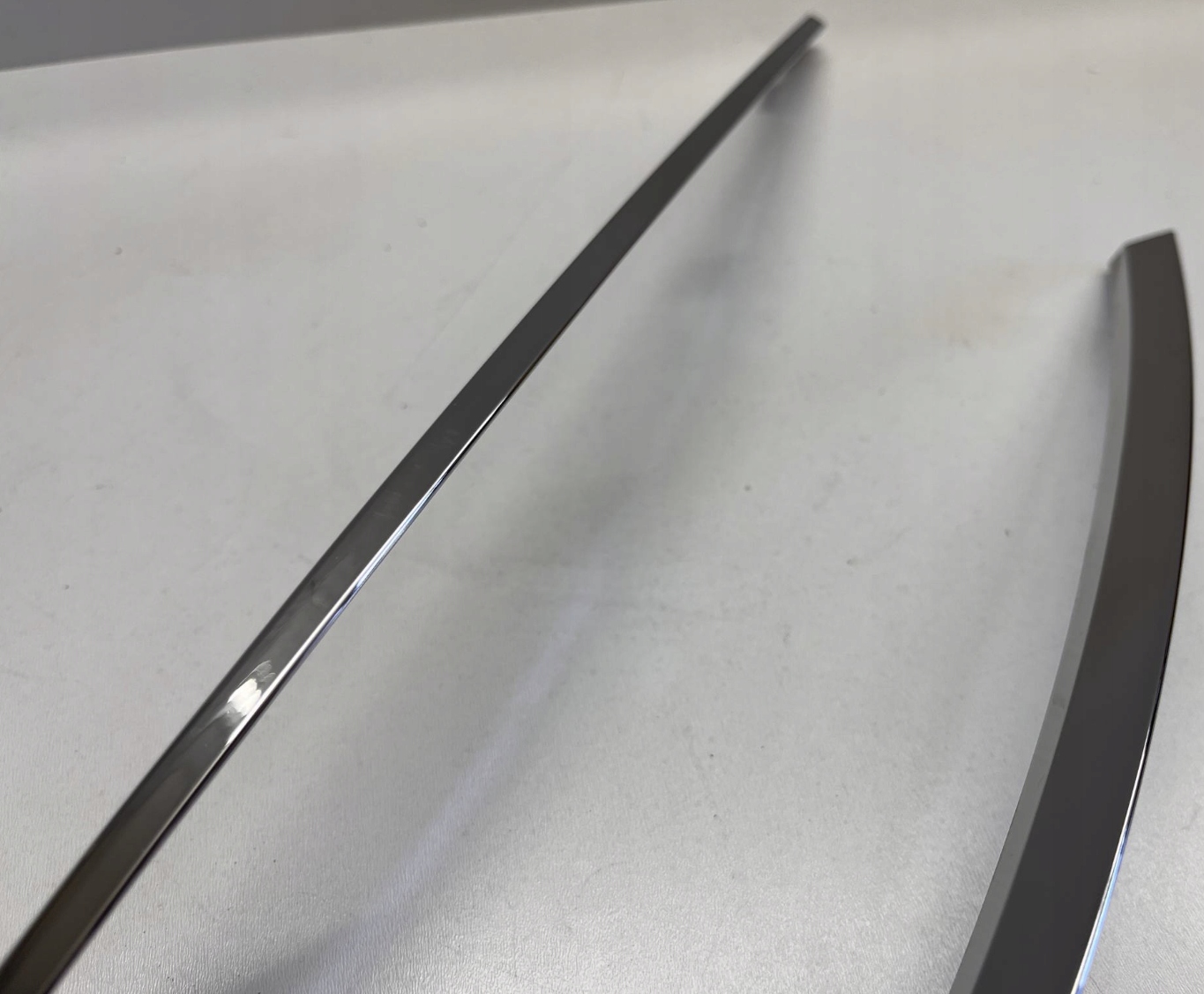 CHROM - RAMKA OBWÓDKA - LISTWA LAMPY - PRAWA - OPEL MOKKA II B 9835155180