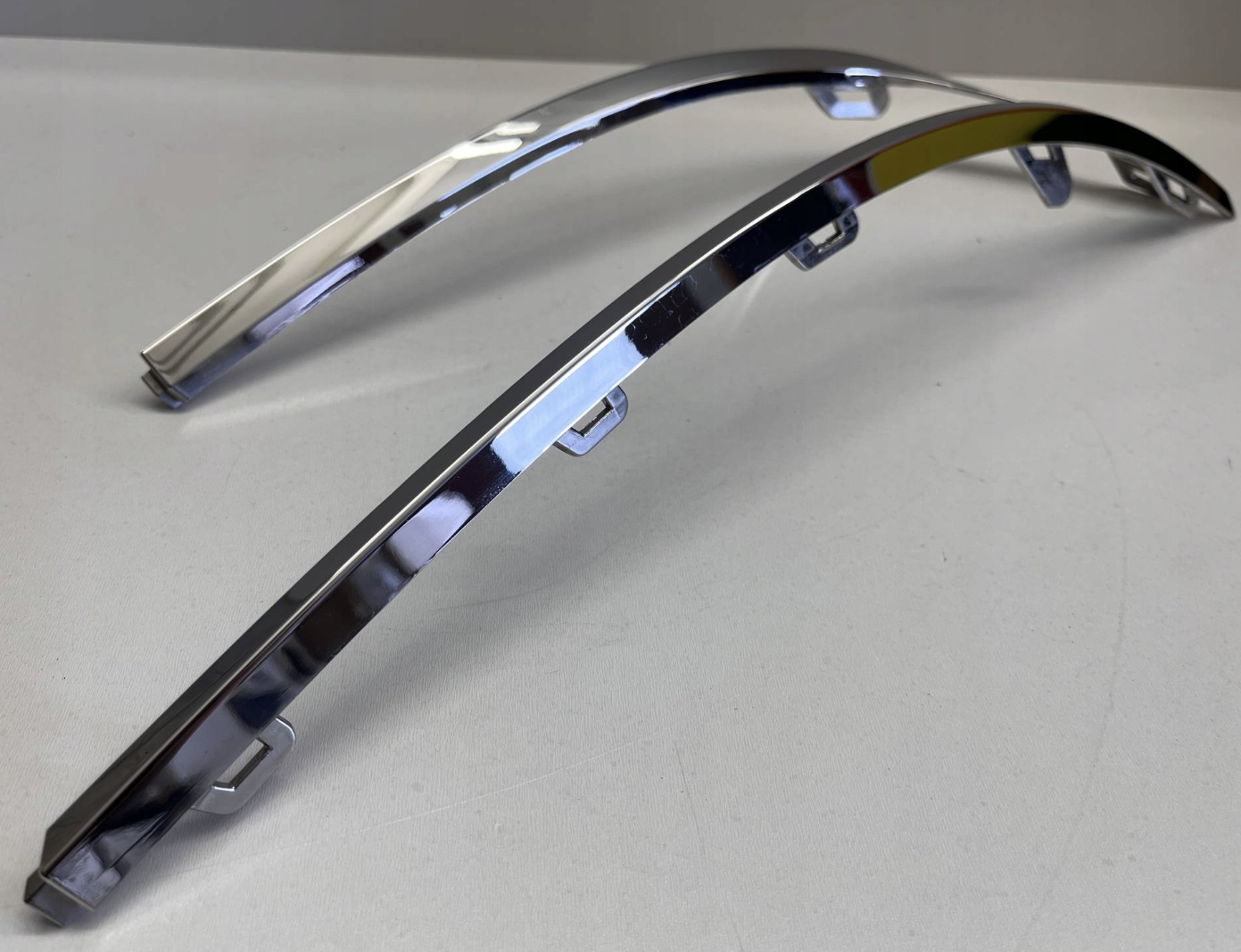 CHROM - RAMKA OBWÓDKA - LISTWA LAMPY - PRAWA - OPEL MOKKA II B 9835155180