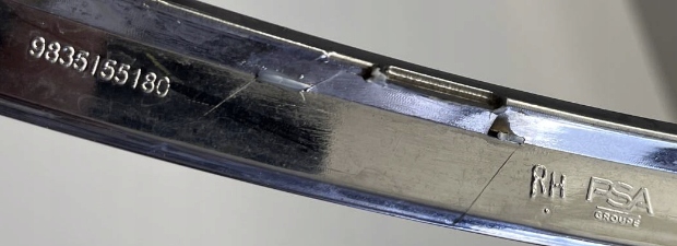 CHROM - RAMKA OBWÓDKA - LISTWA LAMPY - PRAWA - OPEL MOKKA II B 9835155180