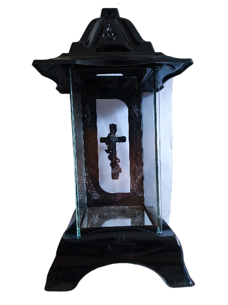 ZNICZ SZKLANY, KAPLICZKA CZARNA Z SREBRNĄ APLIKACJĄ I KRZYŻEM 33 CM