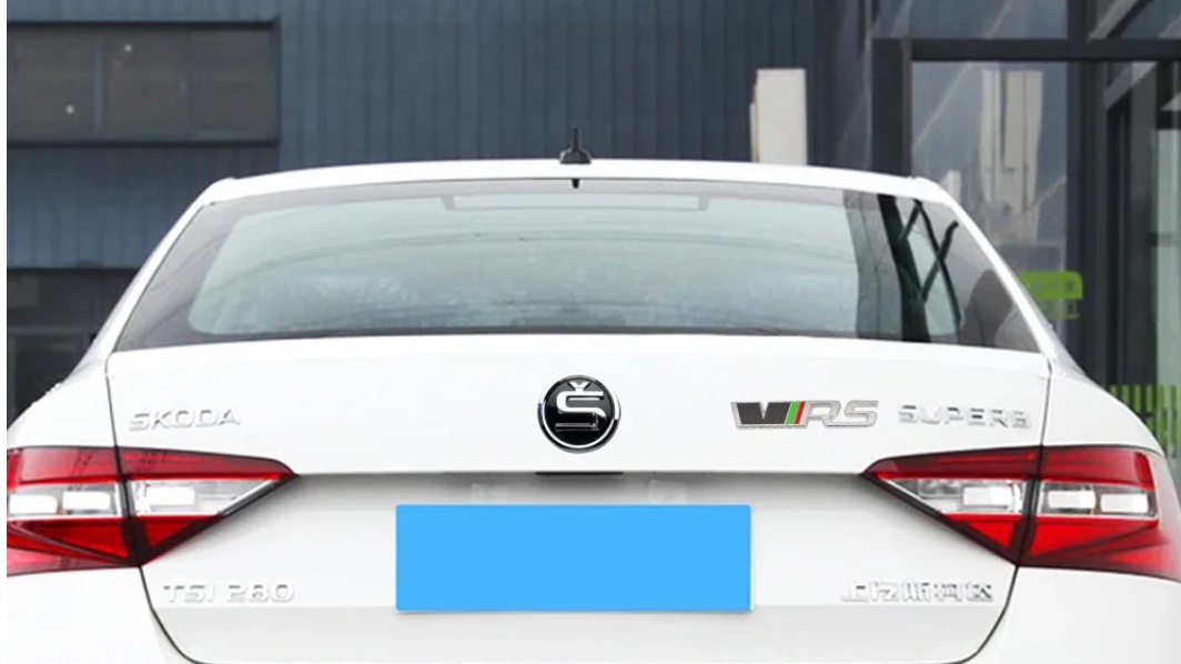 Skoda VRS naklejka na klapę bagażnika błotnik grill EMBLEMAT VRS