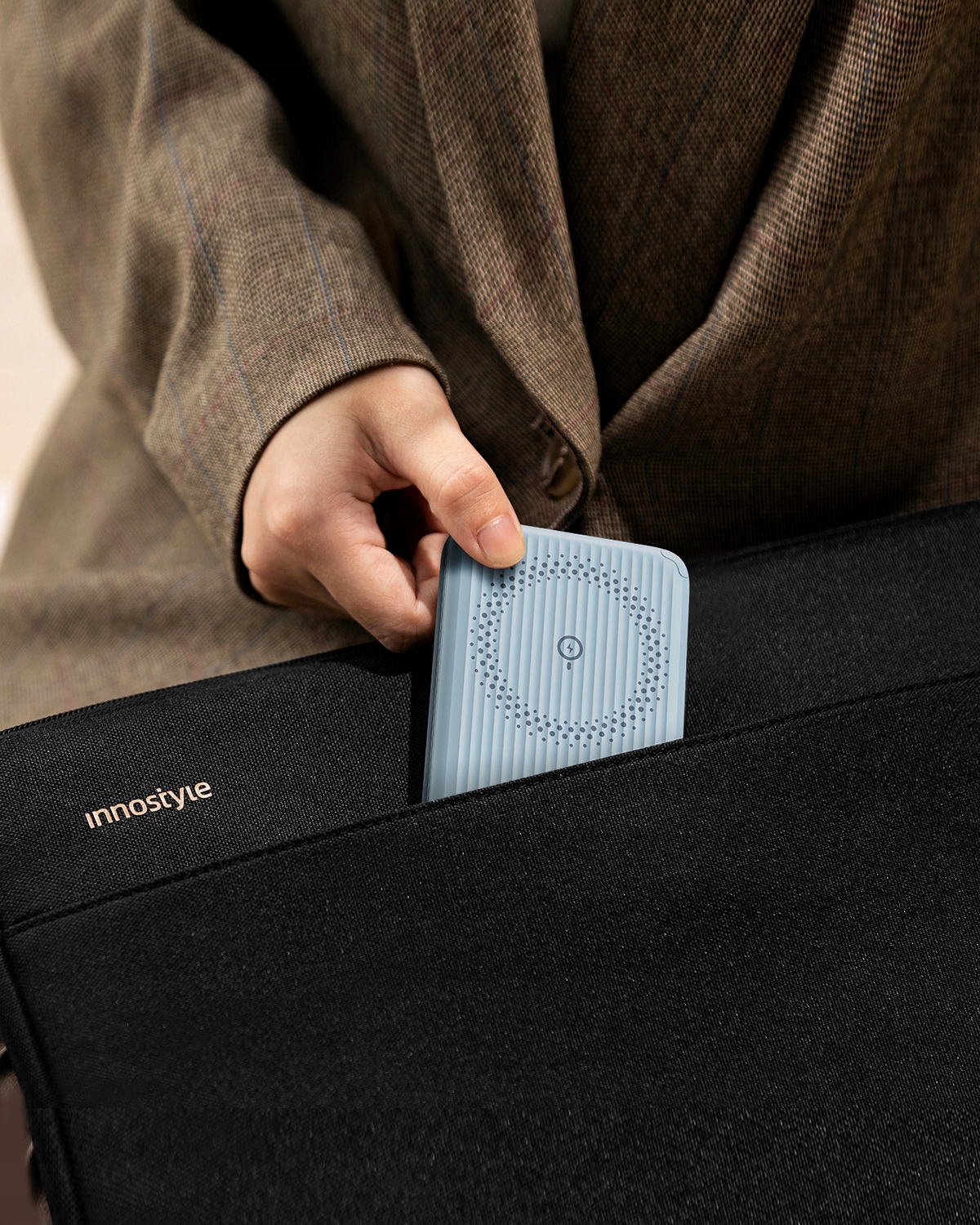 Powerbank Indukcyjny INNOSTYLE 10000mAh MagSafe Niebieski z Stojakiem