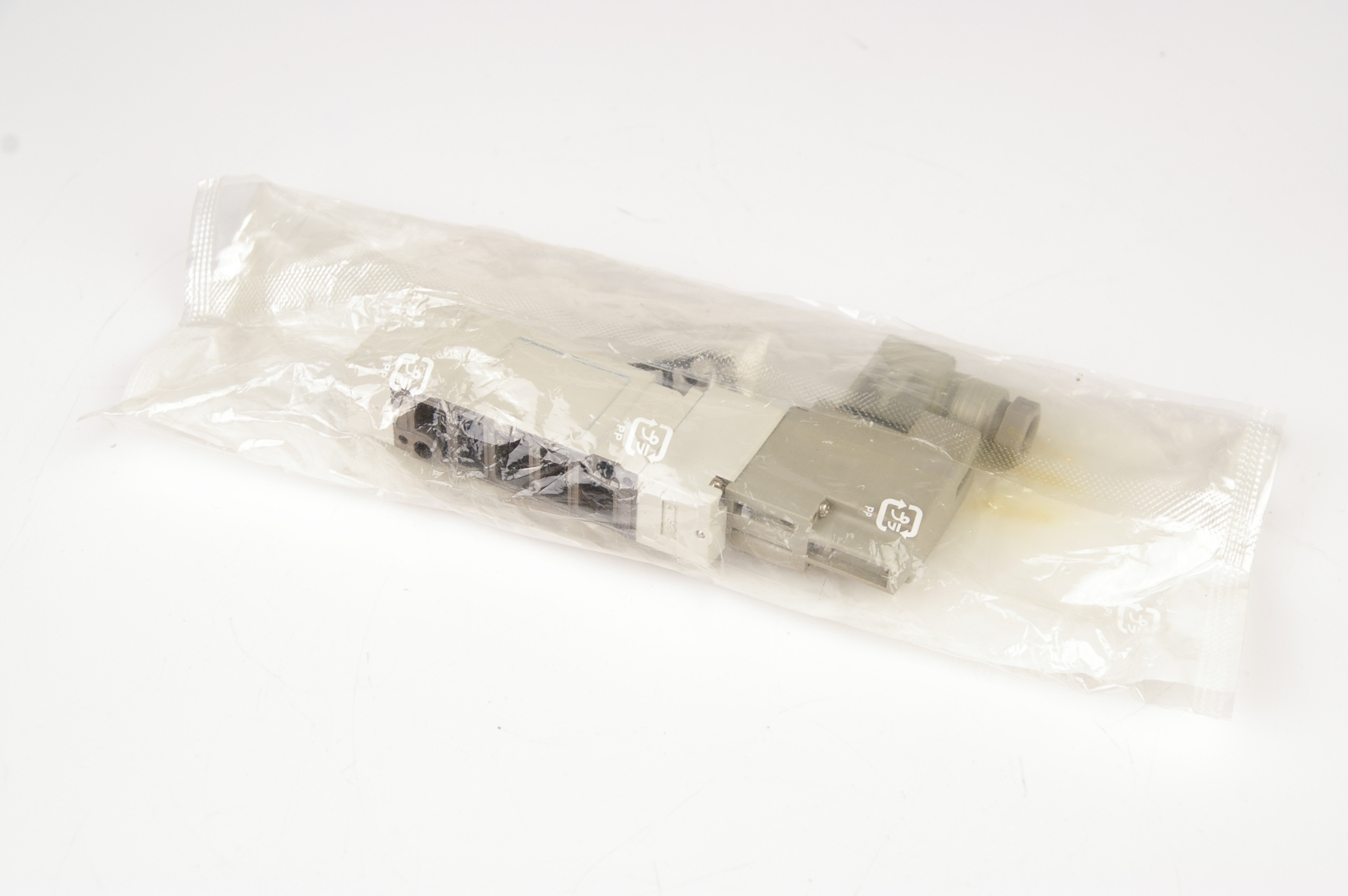 SMC SY7140-5DZ (SY7E17) Solenoid Valve · ID 115253478 · Photo 1