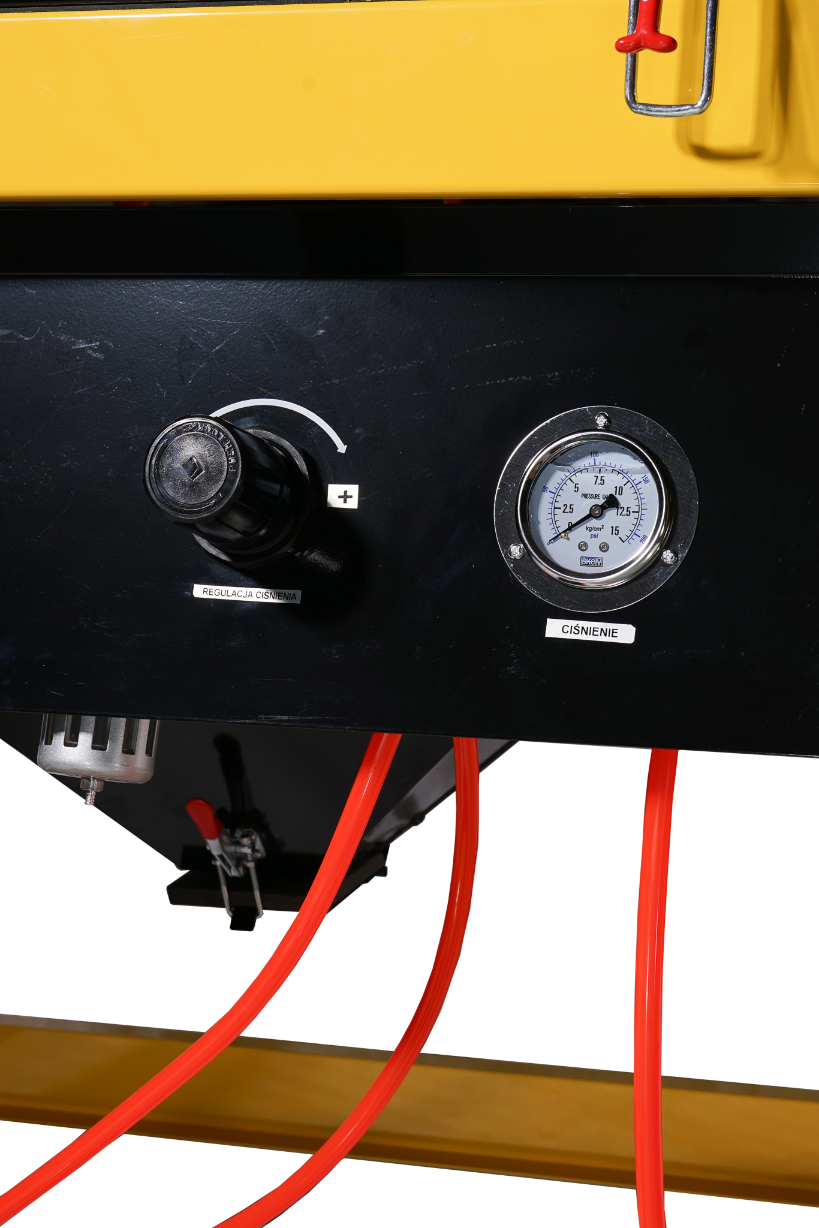 Oświetlenie LED oraz regulator ciśnienia w piaskarce PK1000
