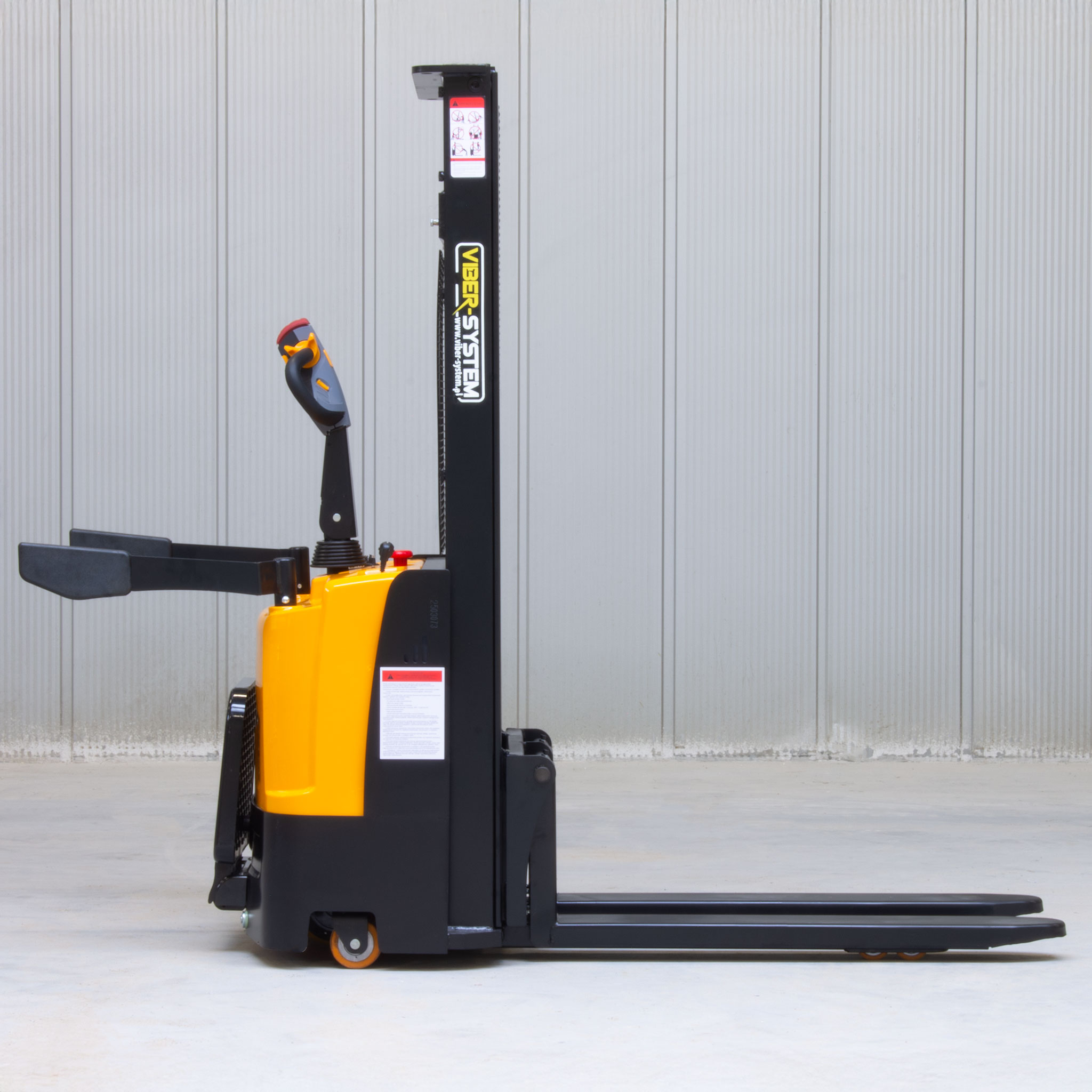 WE1530O Wózek elektryczny z platformą dla operatora 1500 kg / 3 m