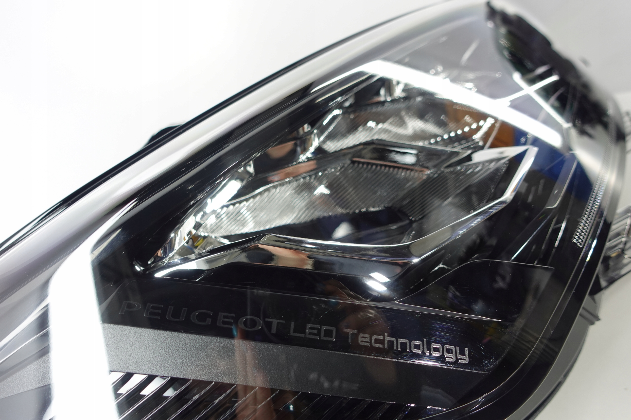 PEUGEOT 208/2008 2019- LAMPA PRAWA ECO LED