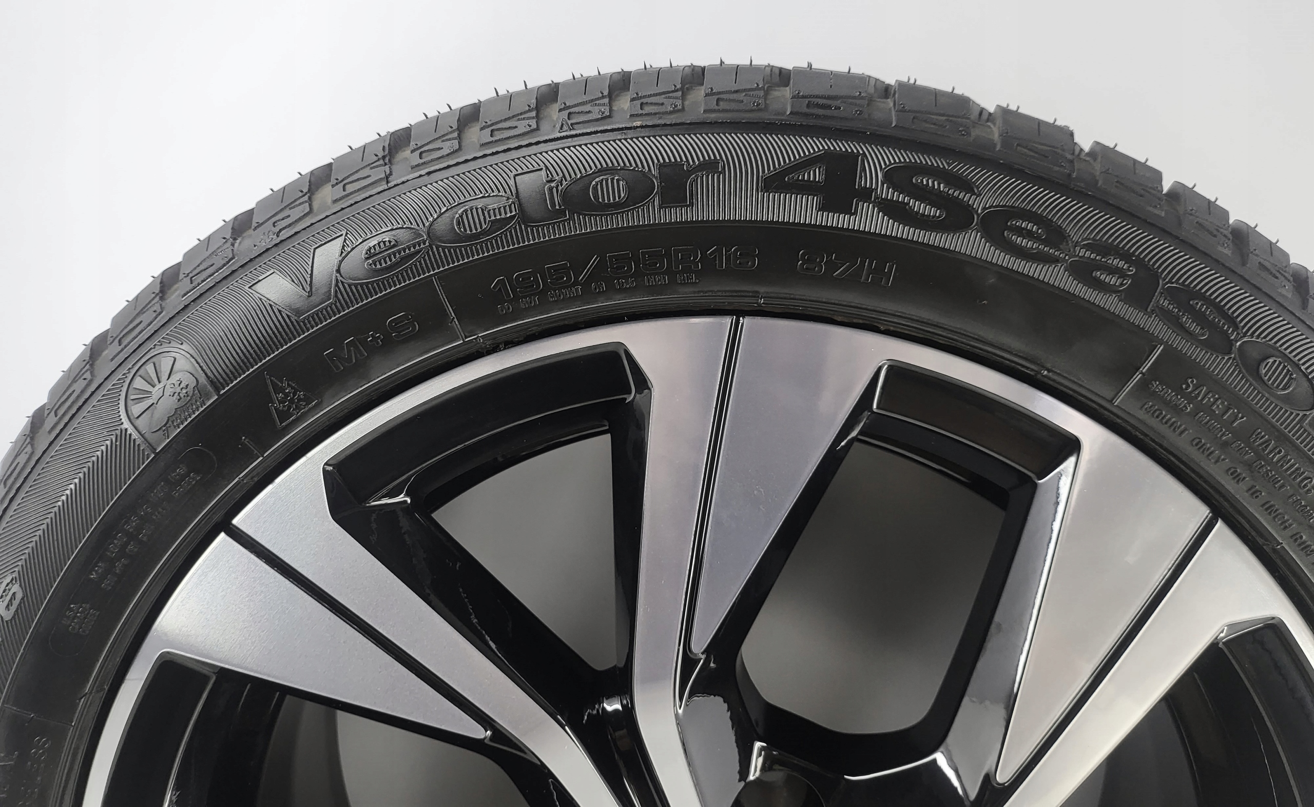 KOŁA WIELOSEZON DACIA DOKKER SANDERO 16" 4x100 403003061R GOODYEAR 195/55