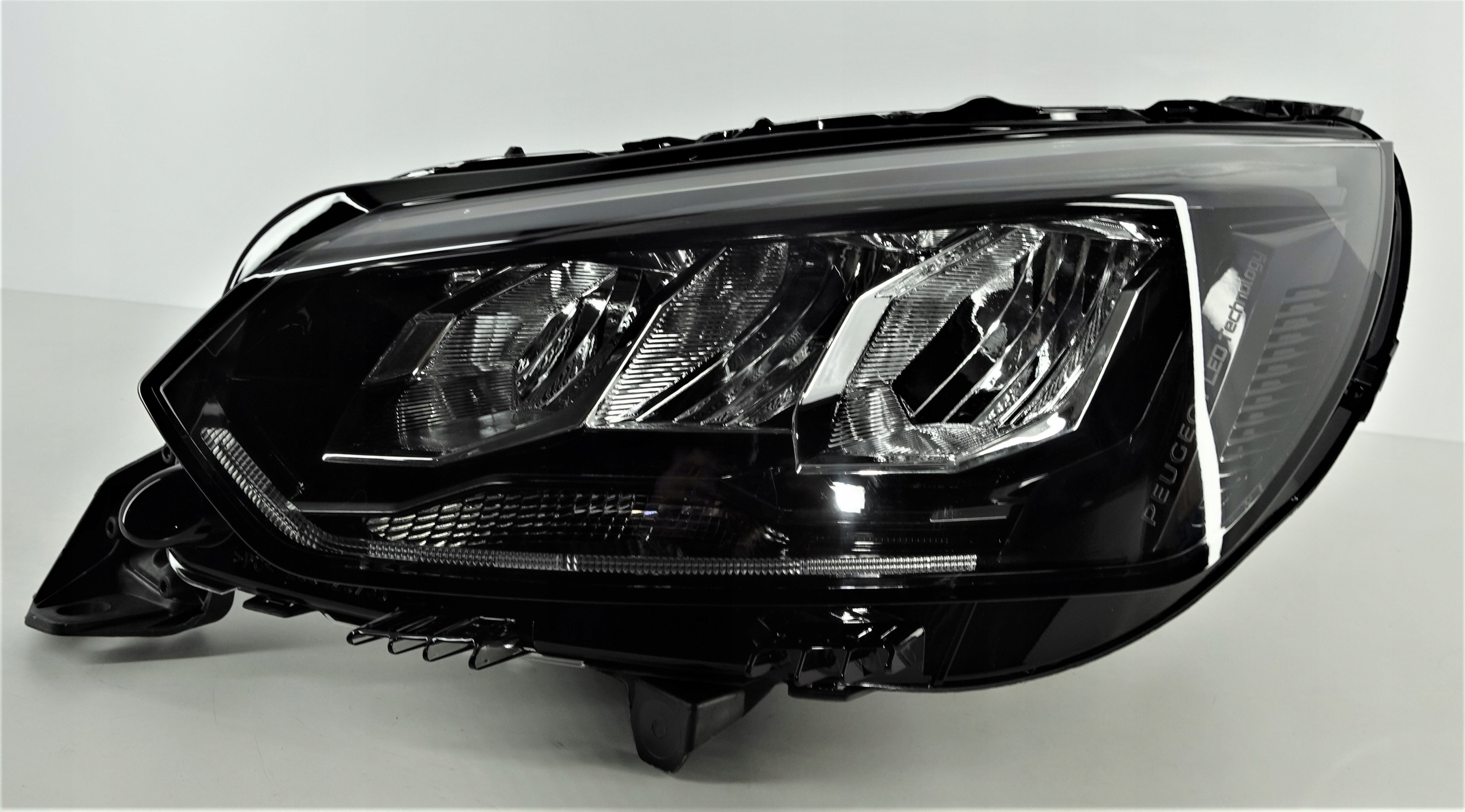 PEUGEOT 208/2008 2019- LAMPA LEWA PRAWA ECO LED