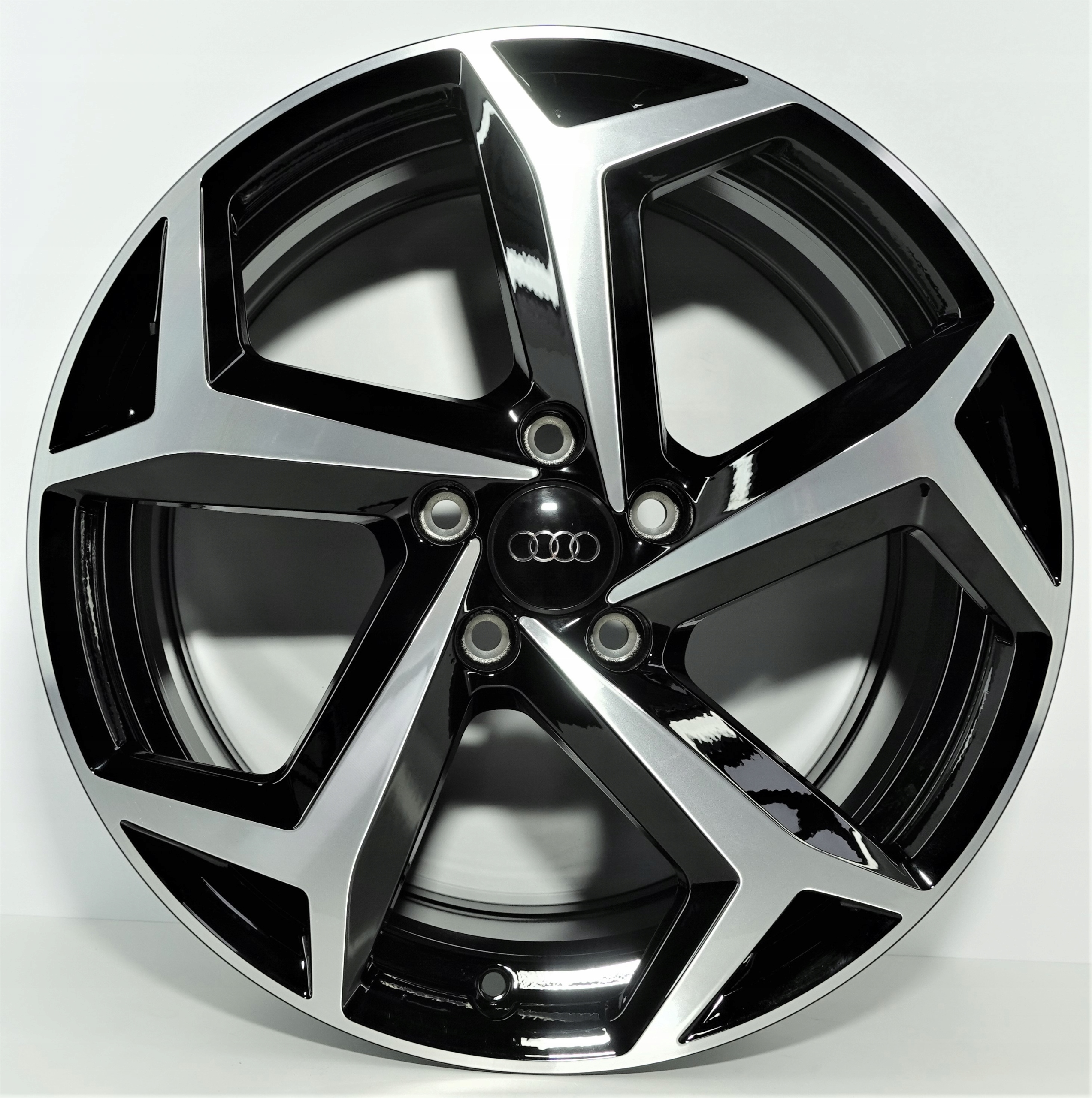 AUDI A3 FELGI 8Jx18 ET44 5x112