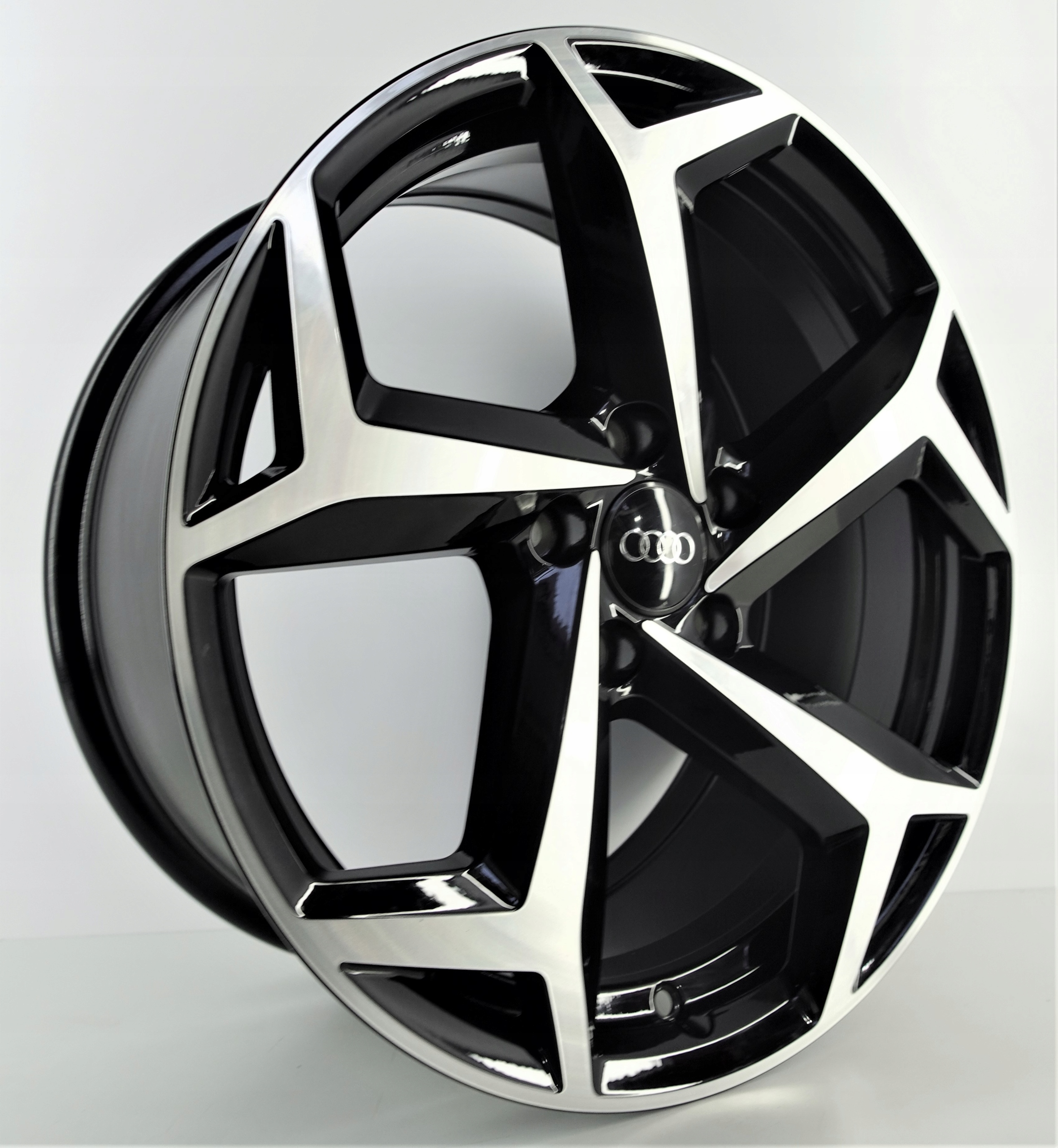 KOŁA ZIMOWE 18'' AUDI SQ2 235/45 EUROREPAR