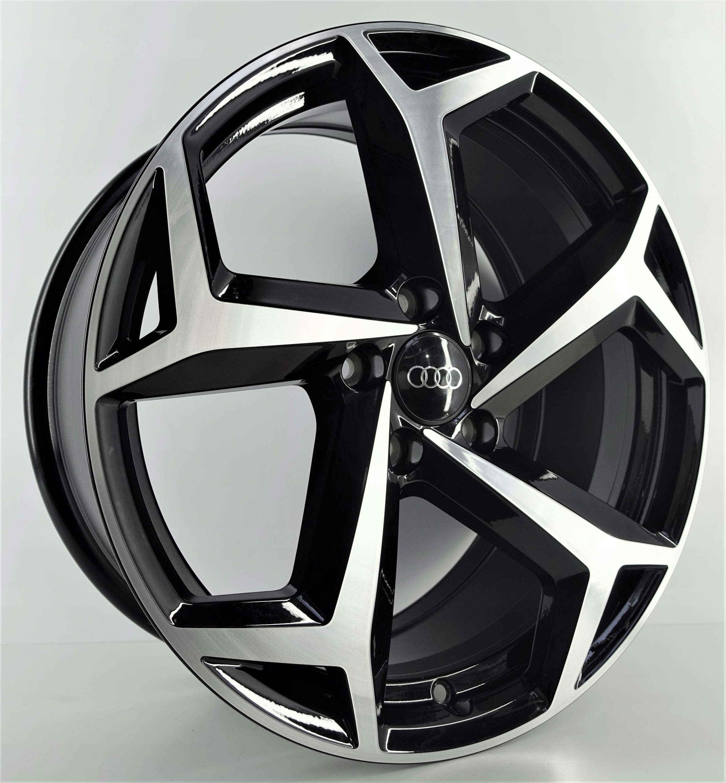 AUDI A3 Q3 Q2 FELGI 8Jx18 ET44 5x112