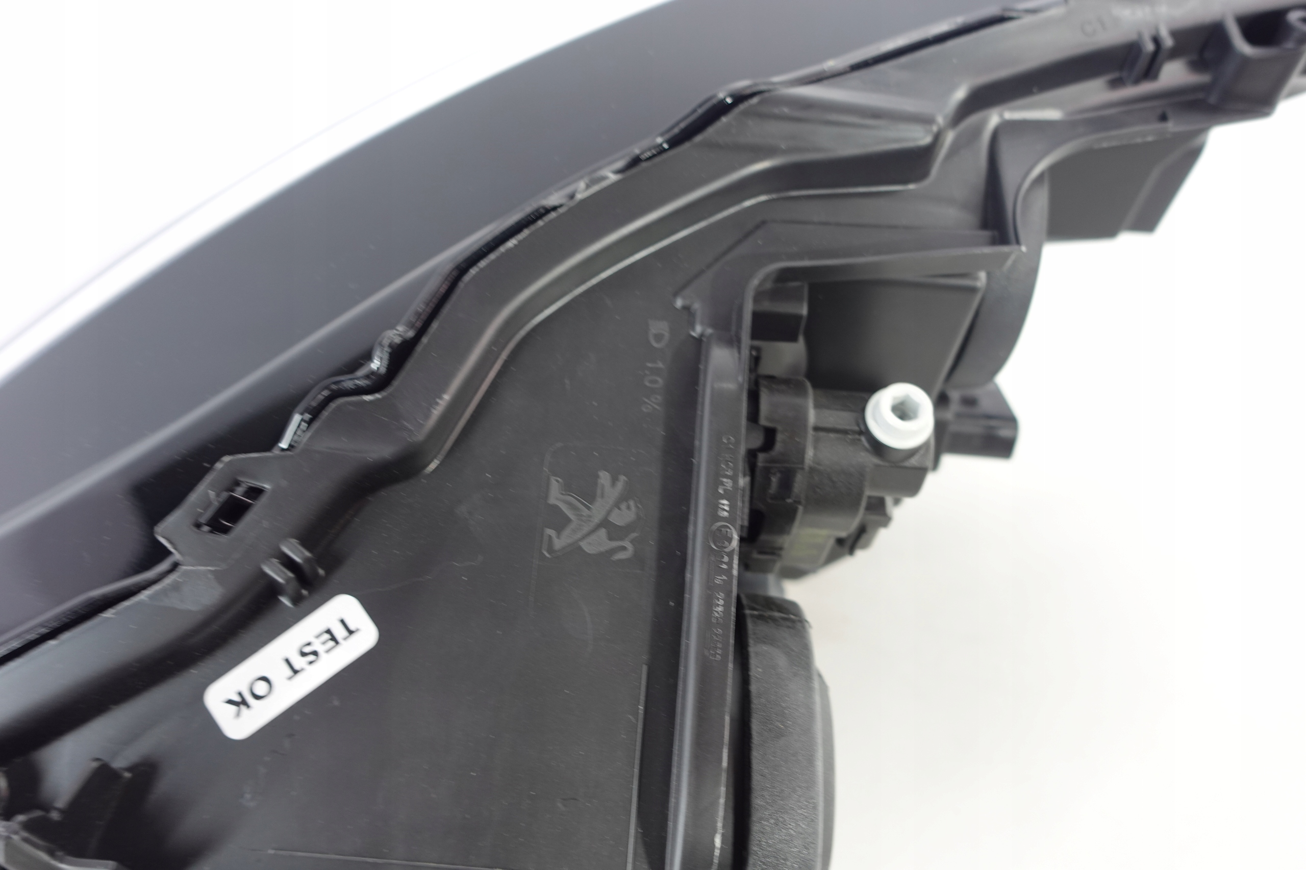 PEUGEOT 208/2008 2019- LAMPA PRAWA ZWYKŁY LED