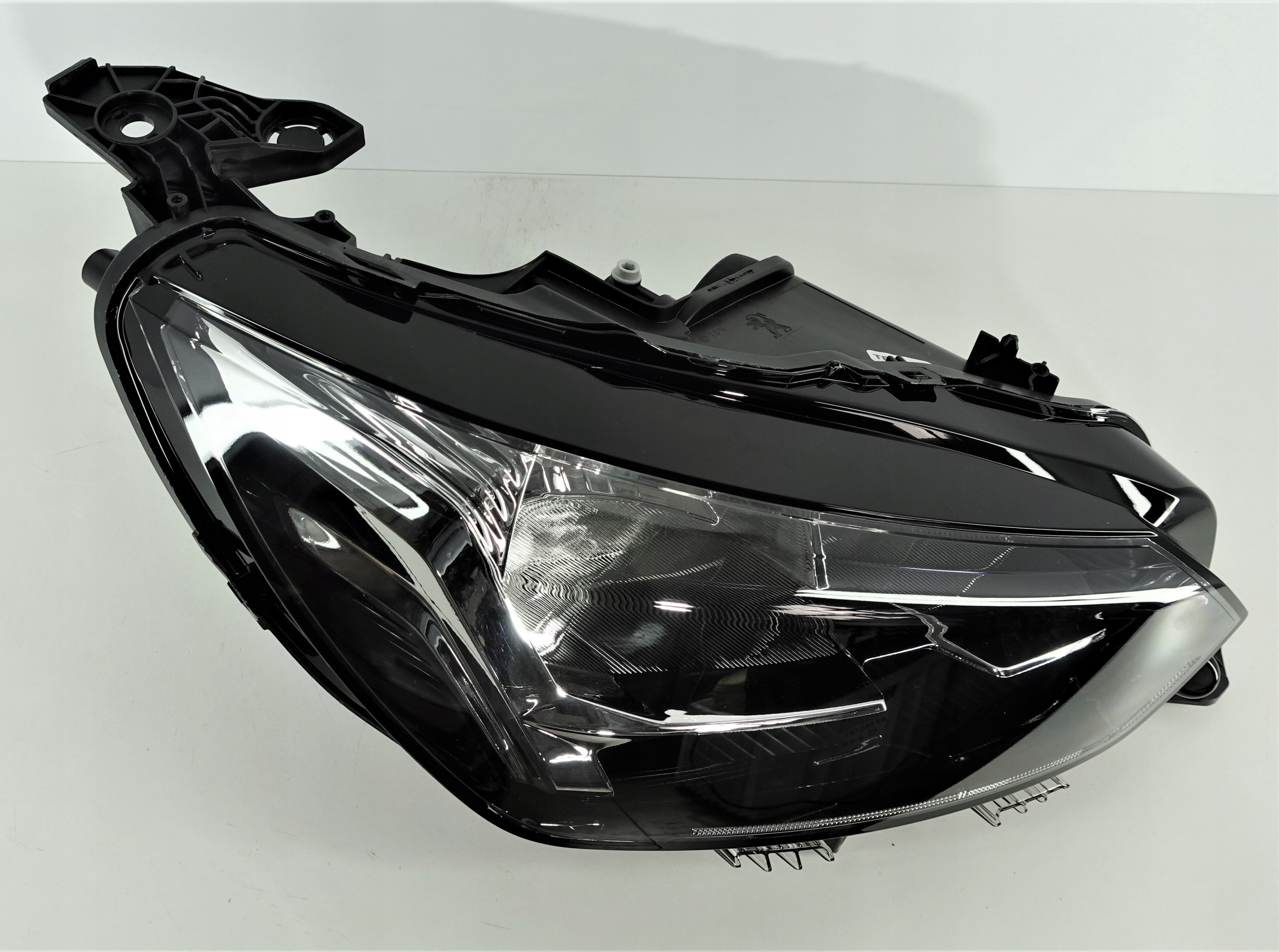 PEUGEOT 208/2008 2019- LAMPA PRAWA ZWYKŁY LED