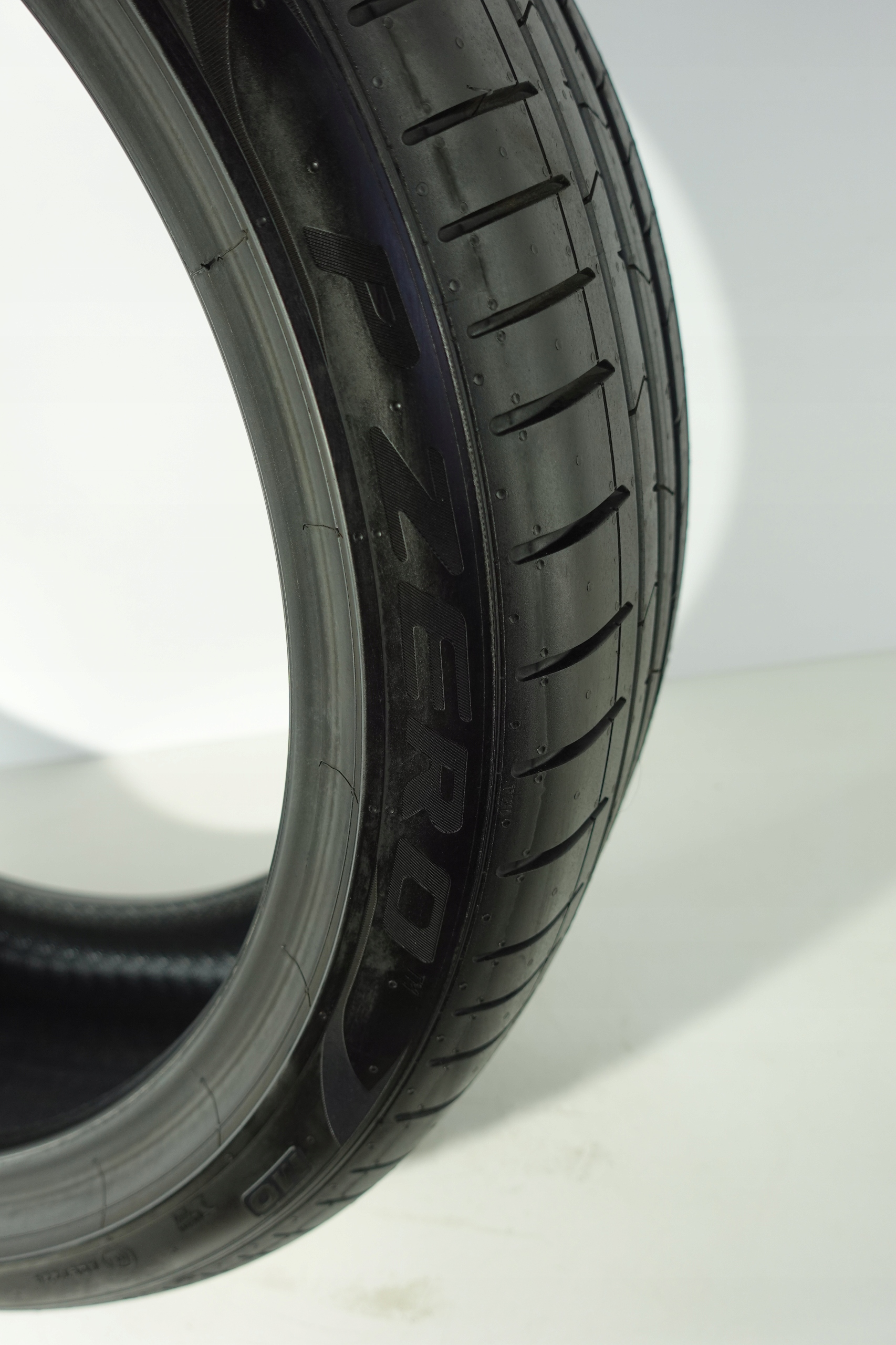 Pirelli P Zero 225/40R19 93 W wzmocnienie (XL) MO