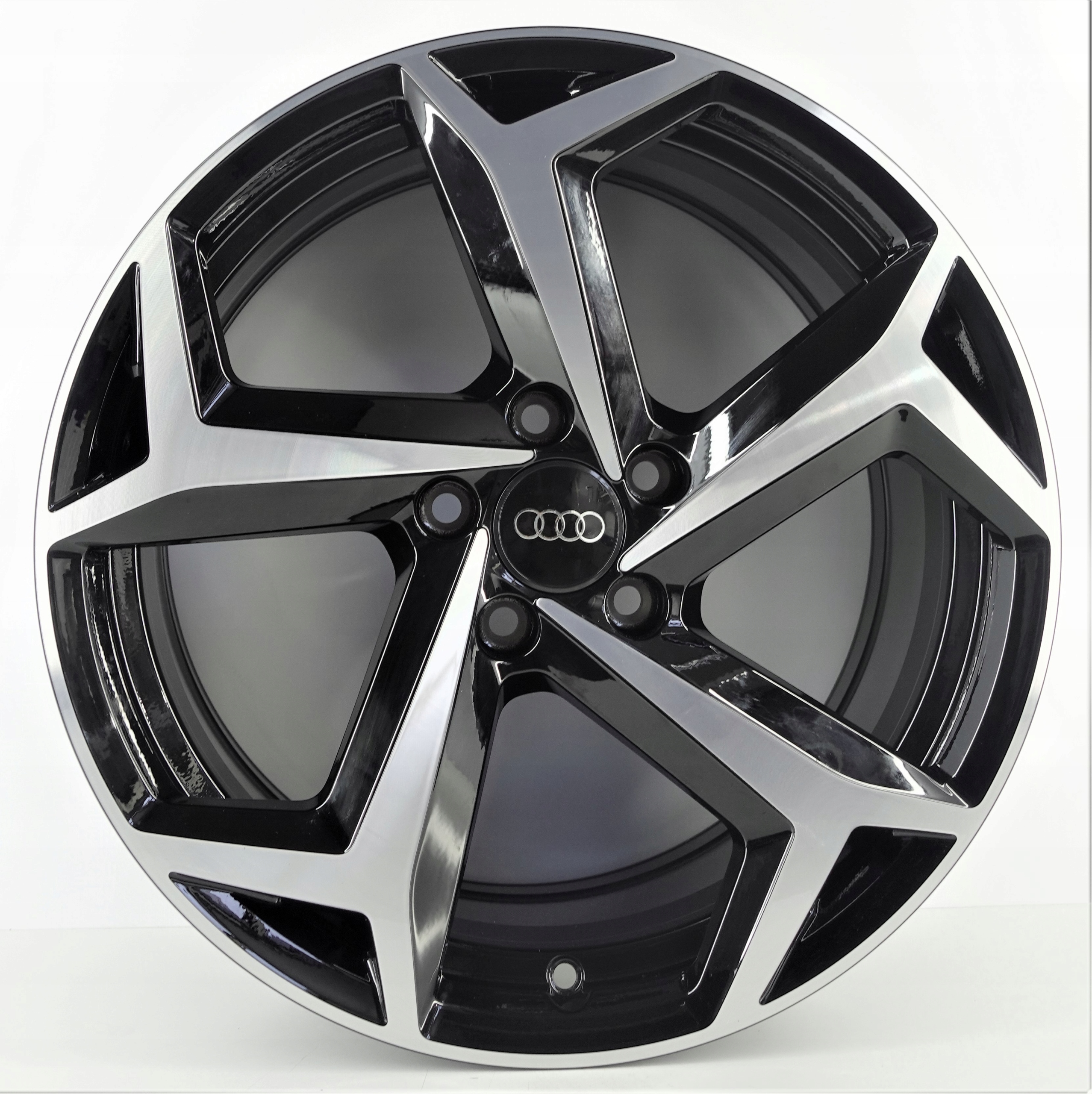 AUDI A3 Q3 Q2 FELGI 8Jx18 ET44 5x112