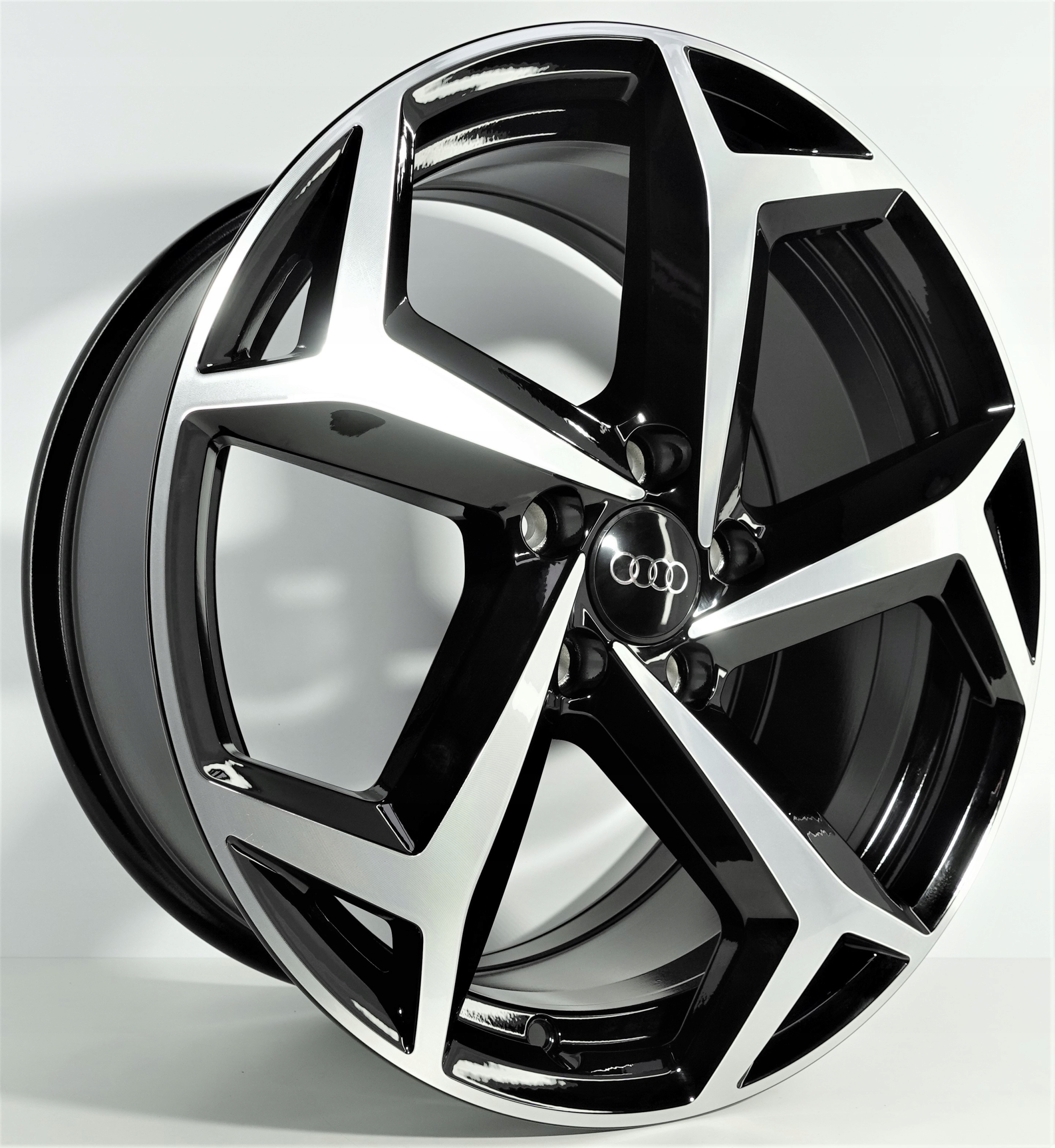 AUDI A3 FELGI 8Jx18 ET44 5x112