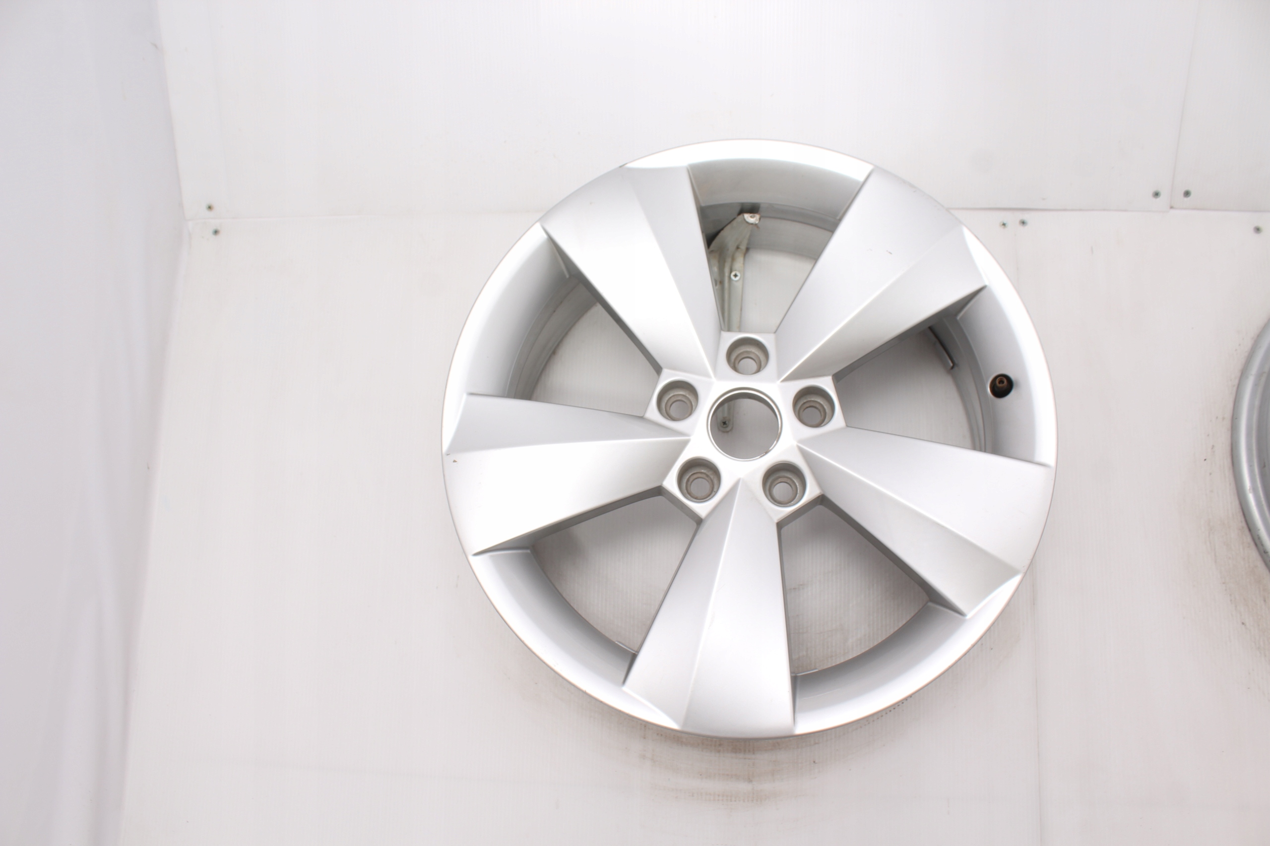 Original Alufelge Skoda 17 Zoll 6,5J 5x112 ET33 Nabe 57,1 Silber 565601025J