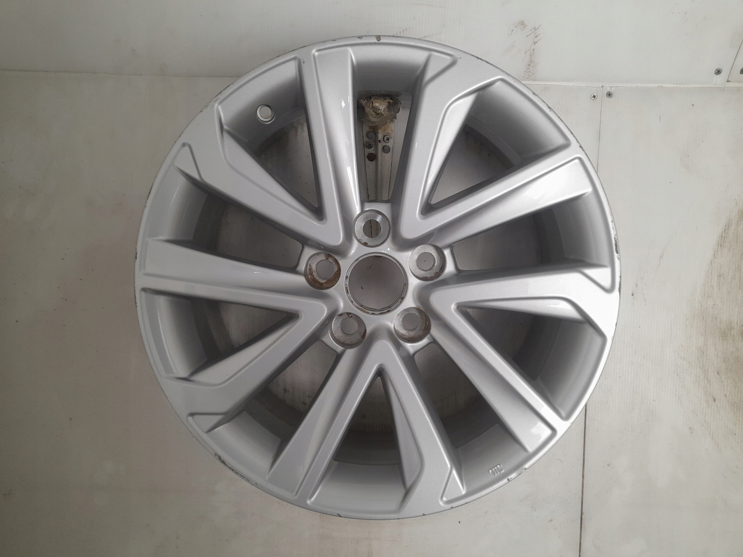 Original Alufelge Toyota 17 Zoll 6,5J 5x114.3 ET30 Nabe 60,1 Silber 8880-3