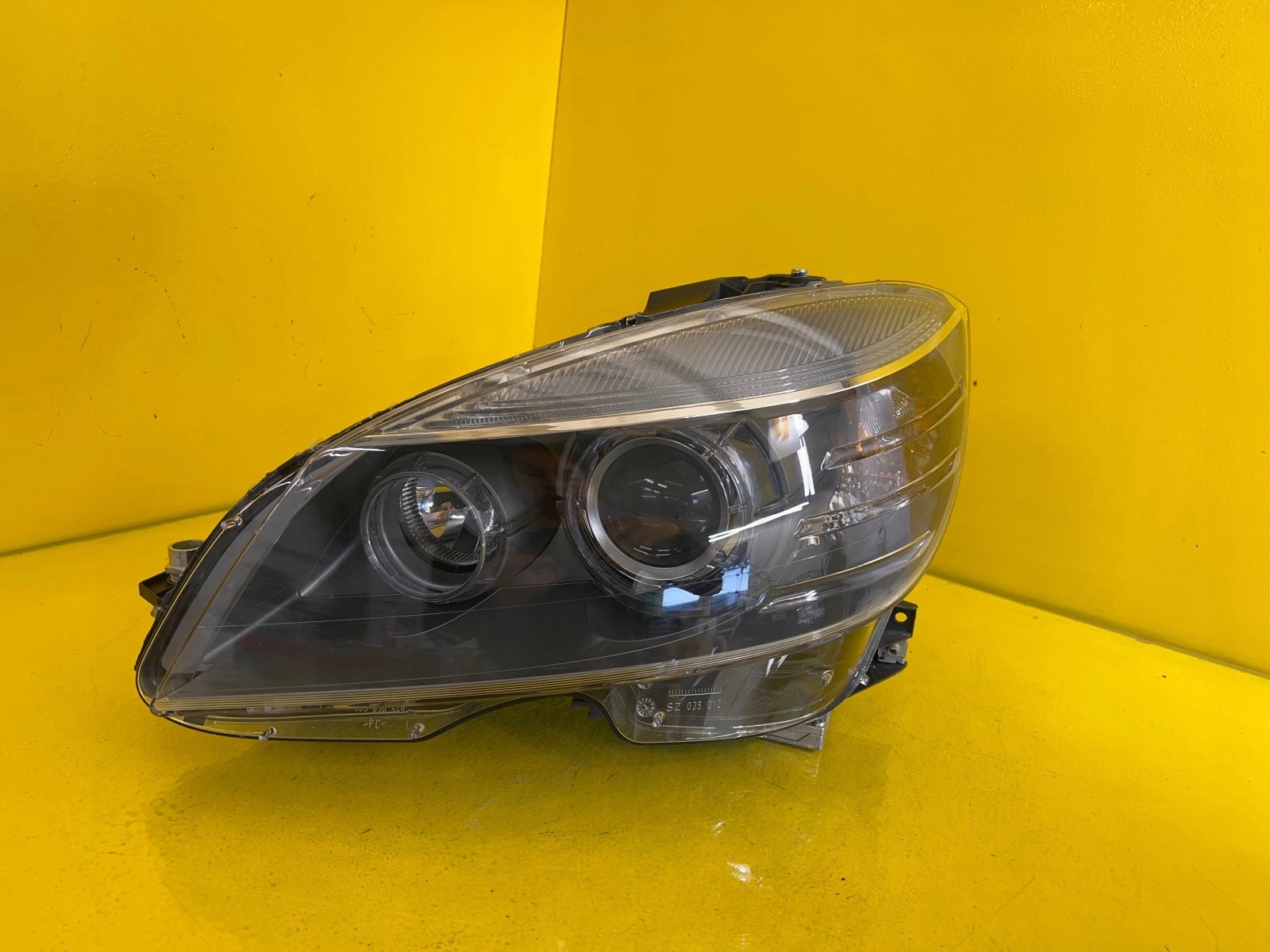 MERCEDES W204 BI XENON Frontscheinwerfer Links A2048207561 LHD Original