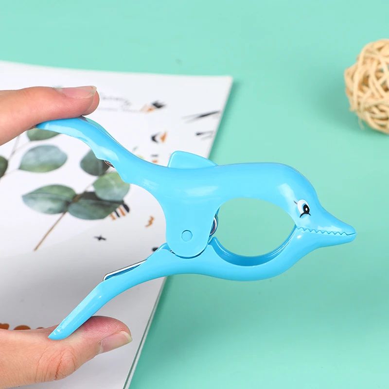 klamerki-do-recznikow-zalety-funkcjonalne-wakacyjny-design-delfinek