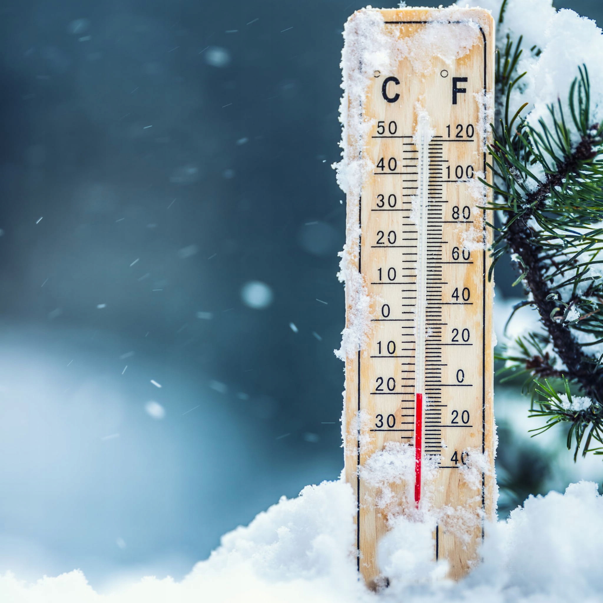 Termometr drewniany wiszący do pomiaru temperatury w domu